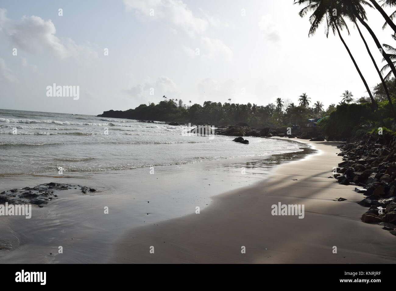 Spiaggia di sabbia di immagini su un giorno nuvoloso. Raffreddare la spiaggia con nessun popolo. Bellissima spiaggia sfondo per sito web o desktop. Mare / oceano / spiaggia vista. Foto Stock