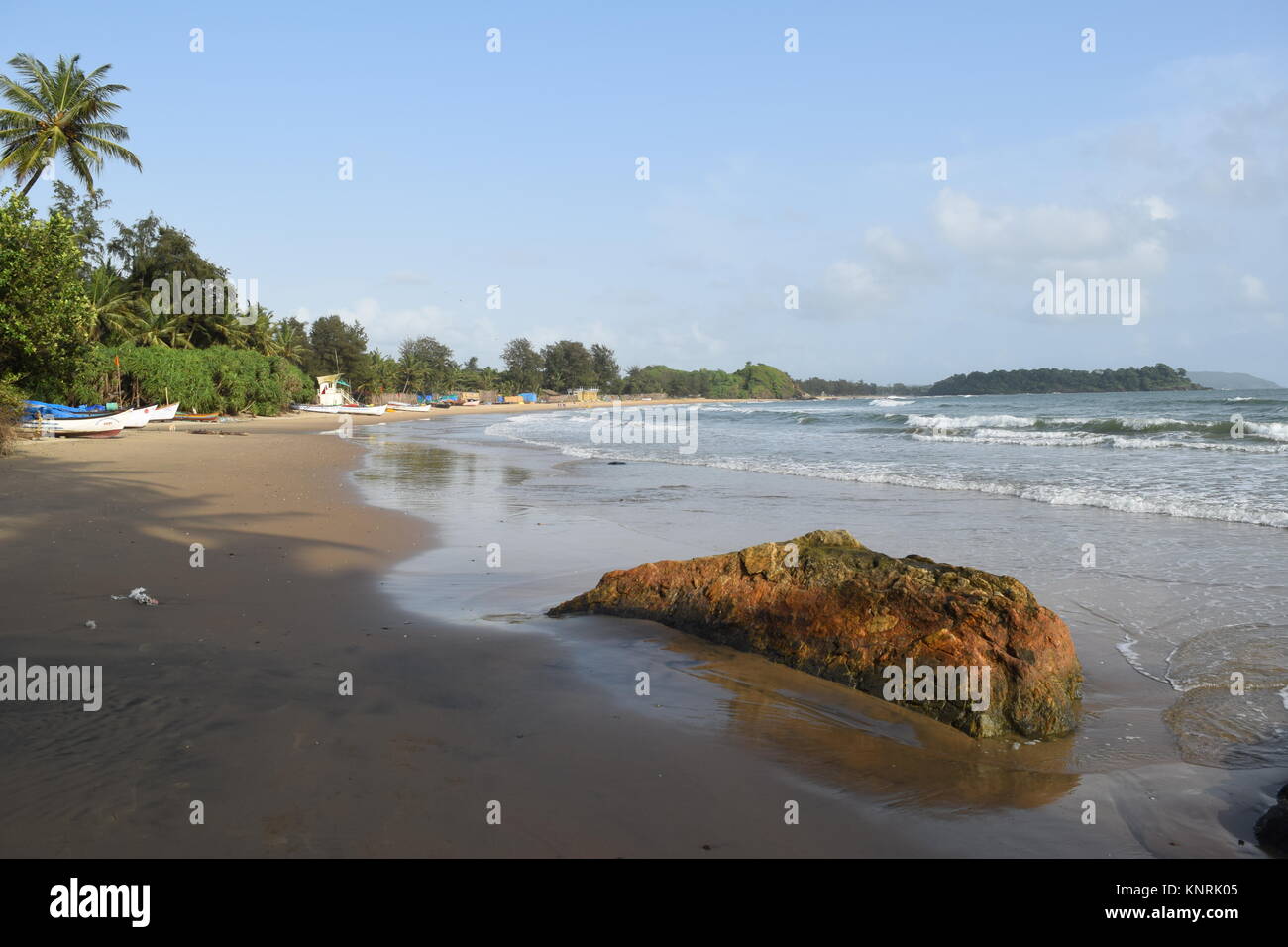 Spiaggia di sabbia di immagini su un giorno nuvoloso. Raffreddare la spiaggia con nessun popolo. Bellissima spiaggia sfondo per sito web o desktop. Mare / oceano / spiaggia vista. Foto Stock
