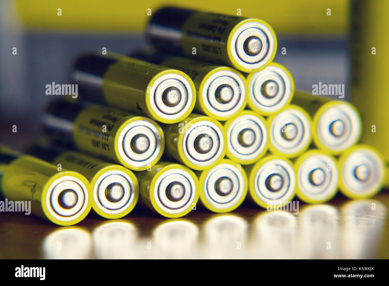 Doppio giallo a batterie riflettendo a specchio, elettricità concetto di archiviazione Foto Stock