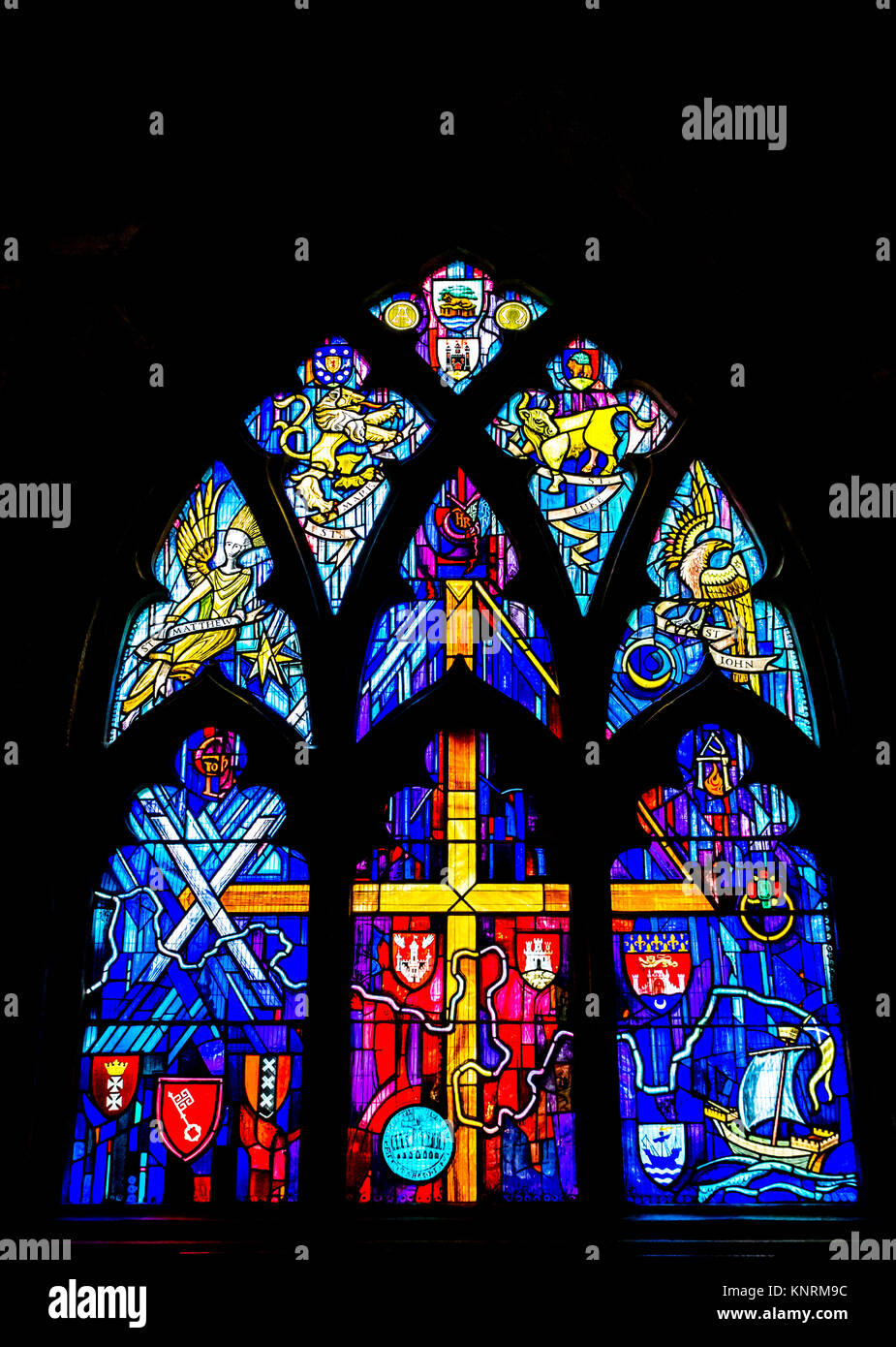 Vetrata, vista interna, la Chiesa del Santo rude, Scozia, dono di Guildry di Stirling, 1994, raffiguranti mestieri della città Foto Stock