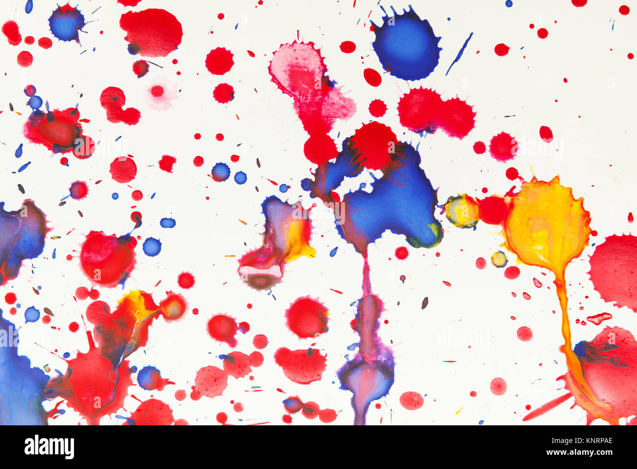 Colorato gli spruzzi di vernice disegno artistico su carta bianca, foto di sfondo texture, vista dall'alto Foto Stock