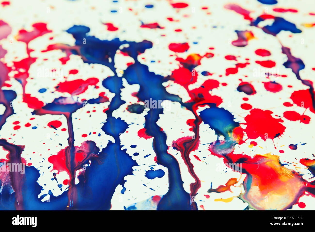 Colorato gli spruzzi di vernice disegno artistico su carta bianca, tonica foto di sfondo texture Foto Stock