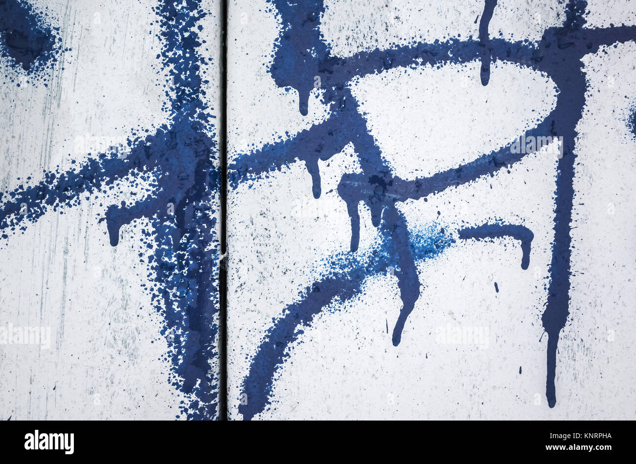 Abstract blu scuro frammento graffiti su un vecchio muro bianco Foto Stock