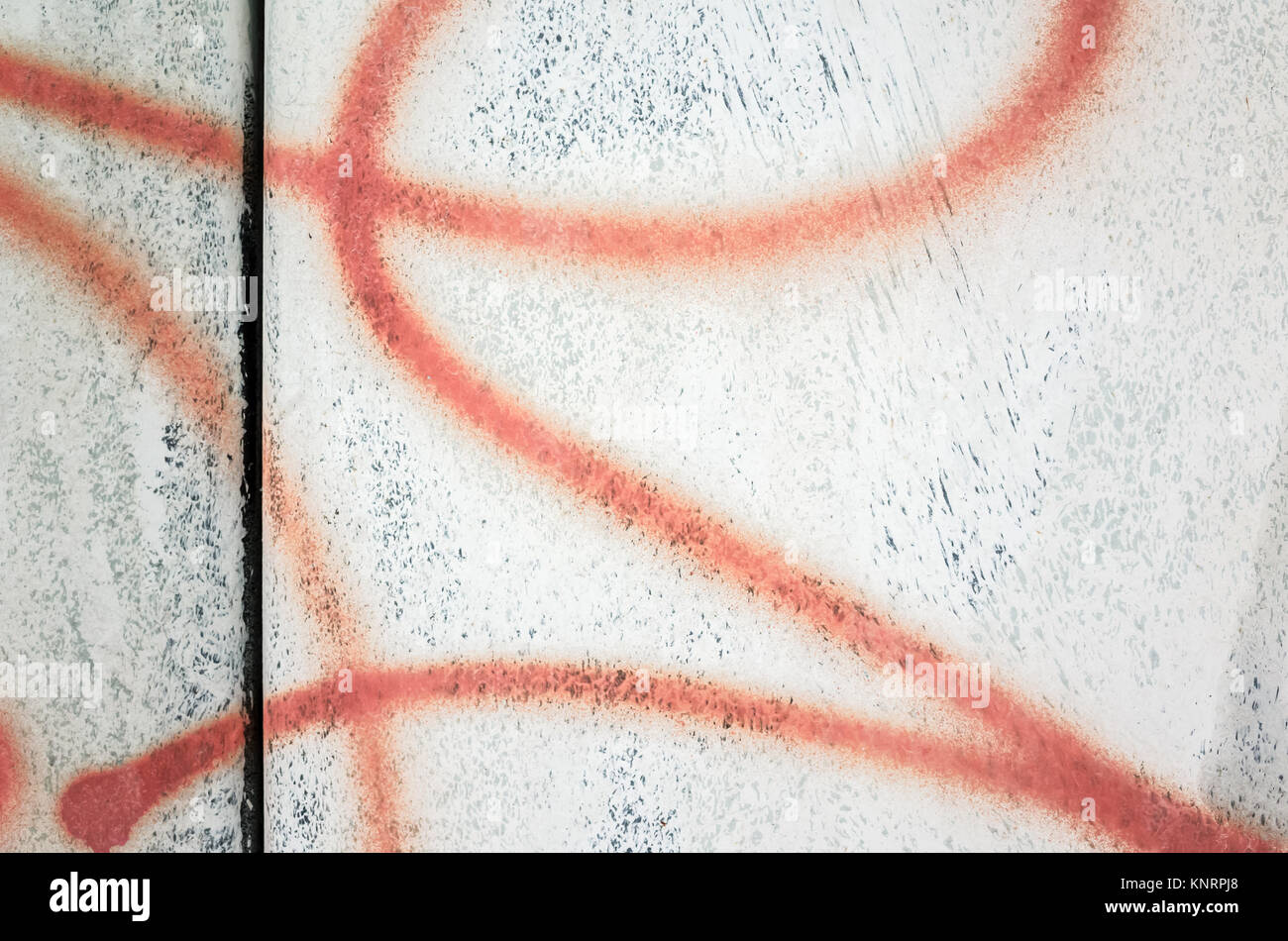 Abstract urban graffiti rossa frammento di linee su un vecchio muro bianco Foto Stock