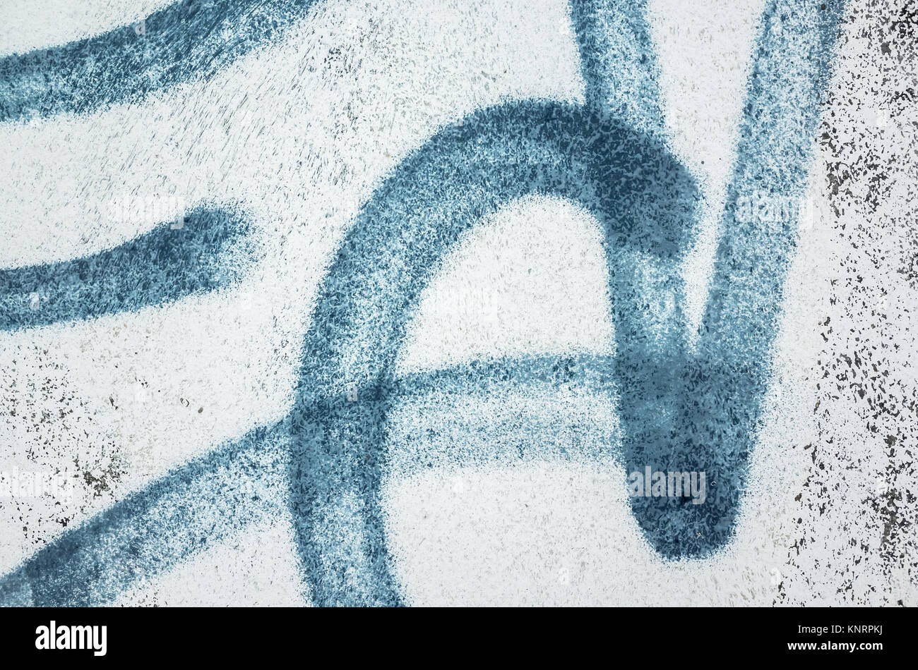 Abstract blue urban graffiti frammento sopra il vecchio bianco parete di calcestruzzo Foto Stock