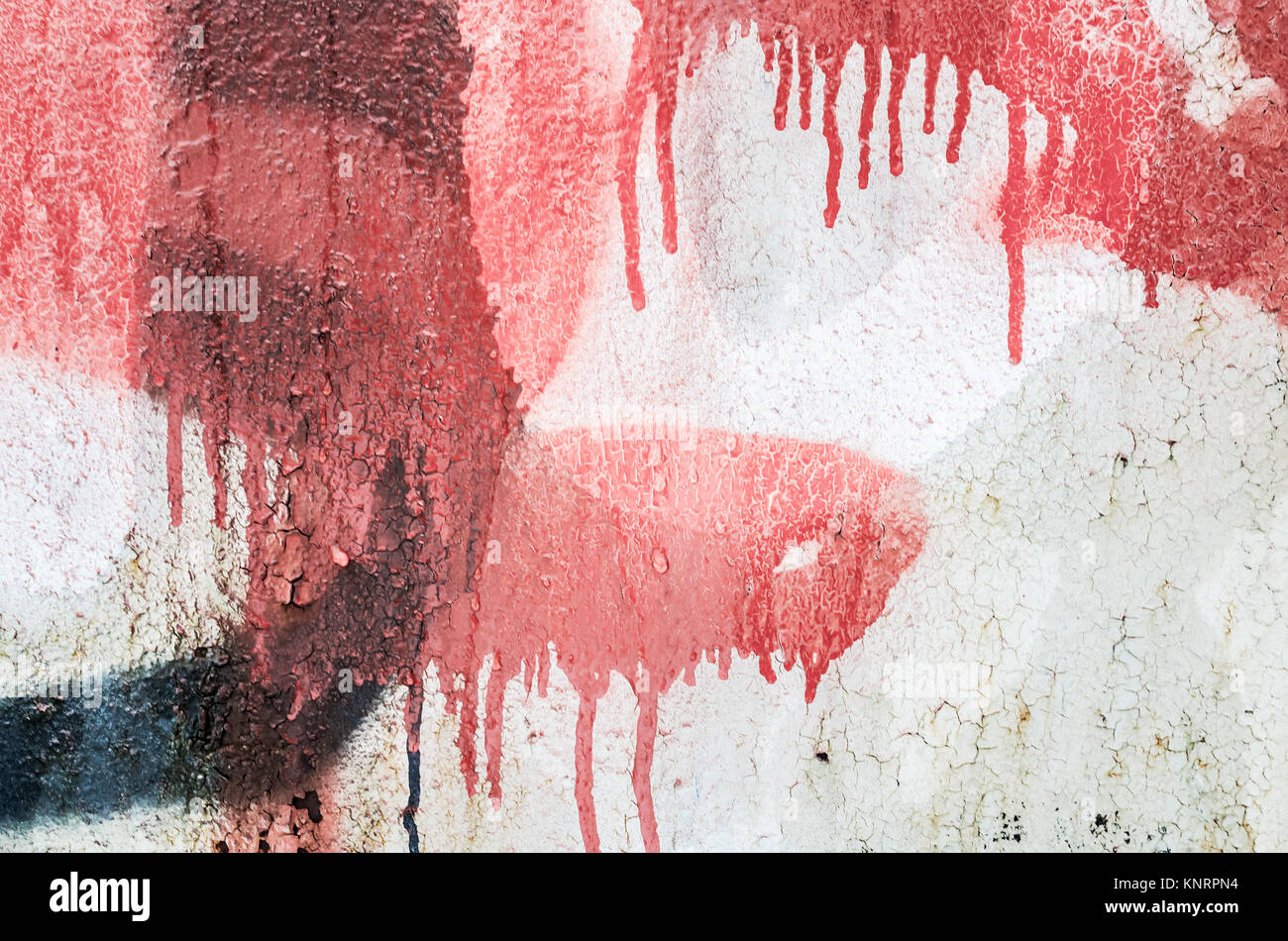 Abstract rosso e nero frammento graffiti su un vecchio muro di cemento Foto Stock
