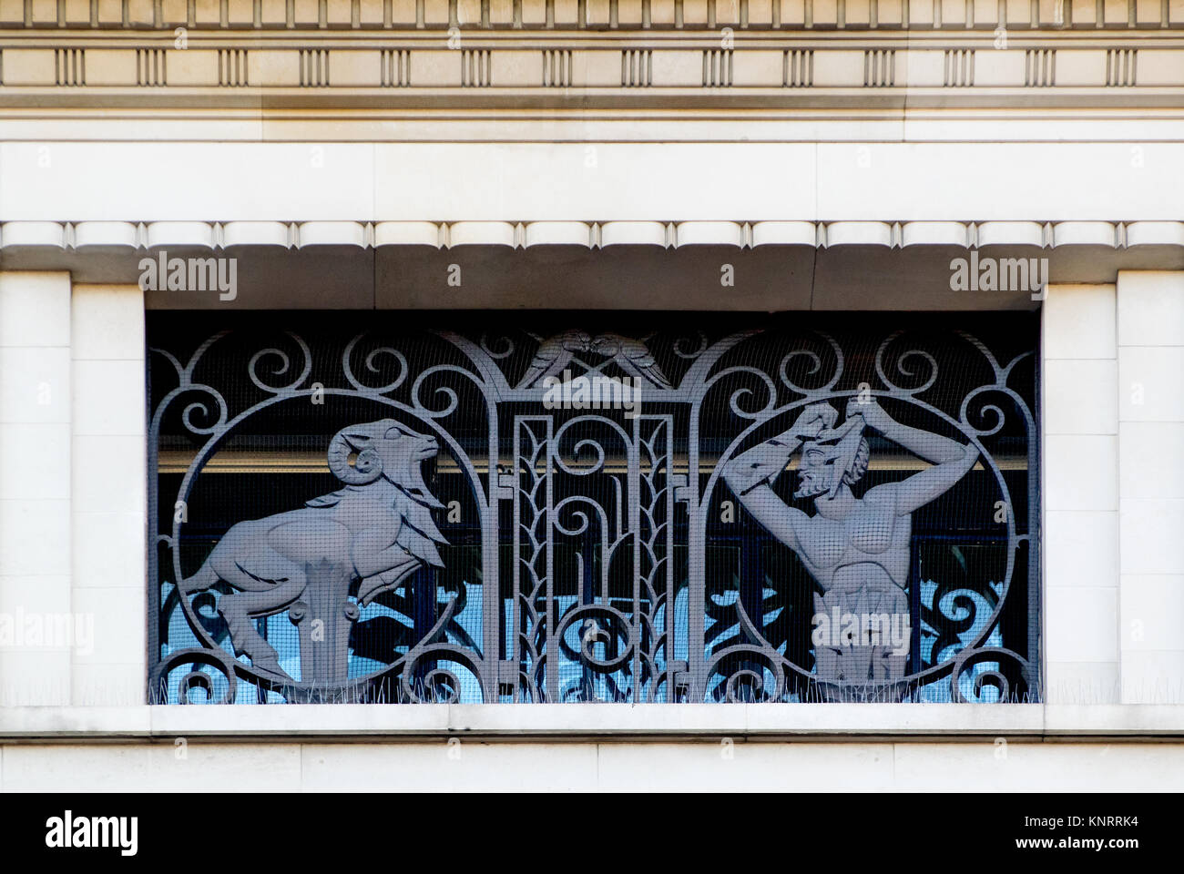 Londra, Inghilterra, Regno Unito. Ex Derry e Toms Dept Store, Kensington High Street (Art Deco, 1933 - arch: Bernard George) facciata Art Deco dettaglio. Metalwor Foto Stock