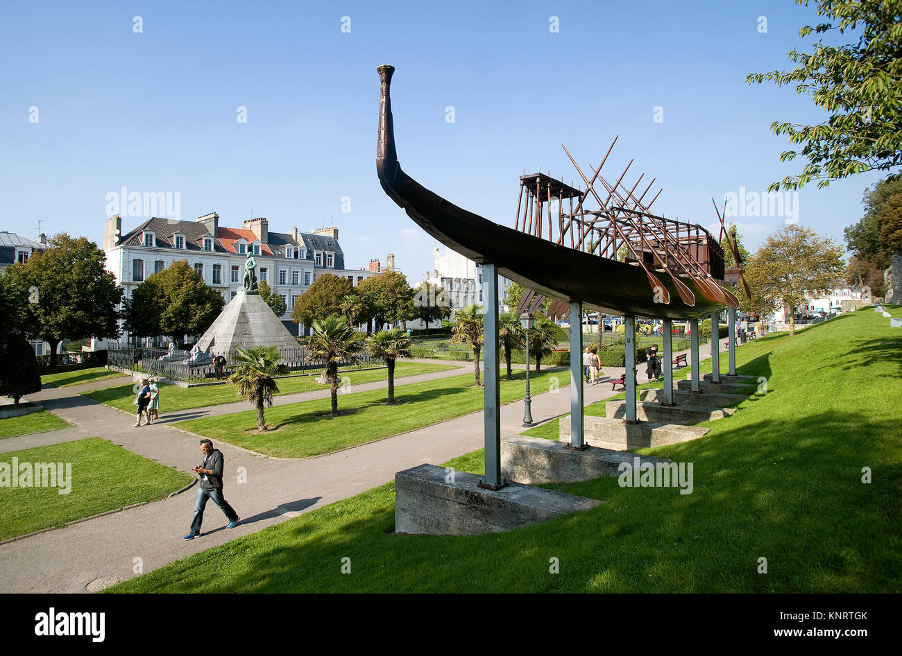 Boulogne-sur-Mer (Francia settentrionale): Piazza Auguste-Mariette-Pacha, celebre egittologo, sotto i riflettori su questa piazza con Khufu barca solare Foto Stock