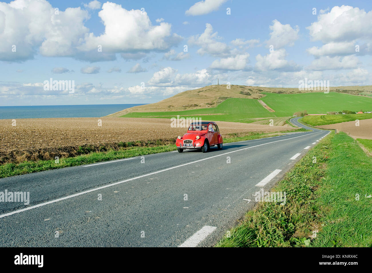 Tour di guida a bordo di una Citroen 2CV nel dipartimento del Pas-de-Calais: viaggio sul sito dell'2 mantelli in Audinghen. Auto rossa Citroen 2CV sul roa Foto Stock