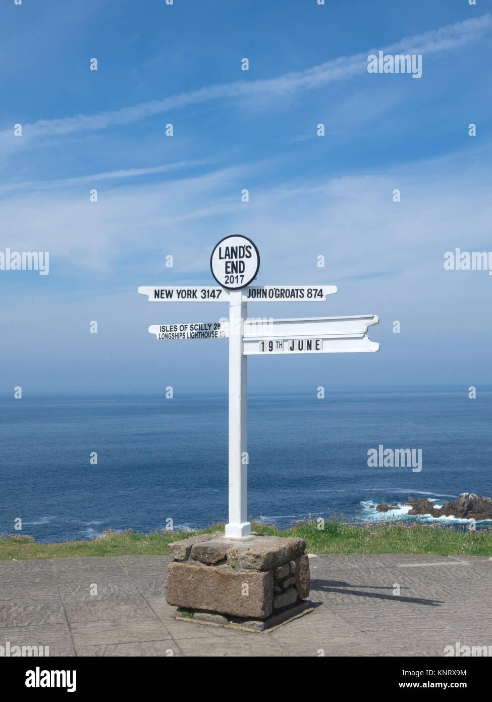 Dito Post segno posto al Land's End, penisola di Penwith, Cornwall, Inghilterra, Regno Unito in estate Foto Stock