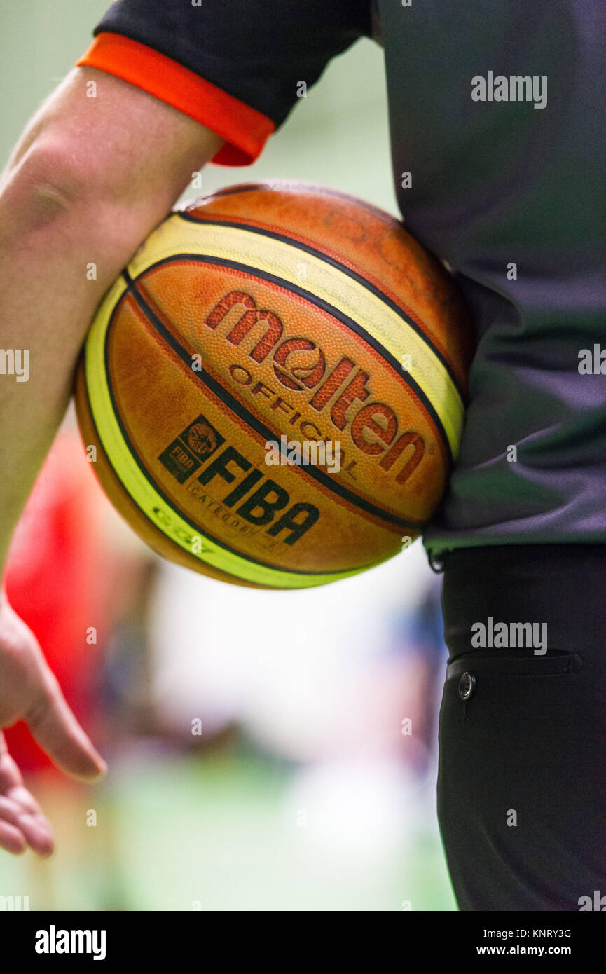 Fuso, basket FIBA Palla ufficiale: arbitro tenendo una palla sotto il suo braccio Foto Stock