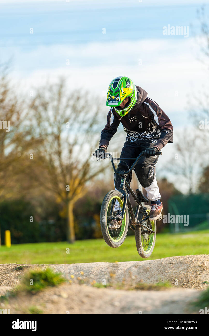 Adolescente jumping con la sua bici BMX Foto Stock