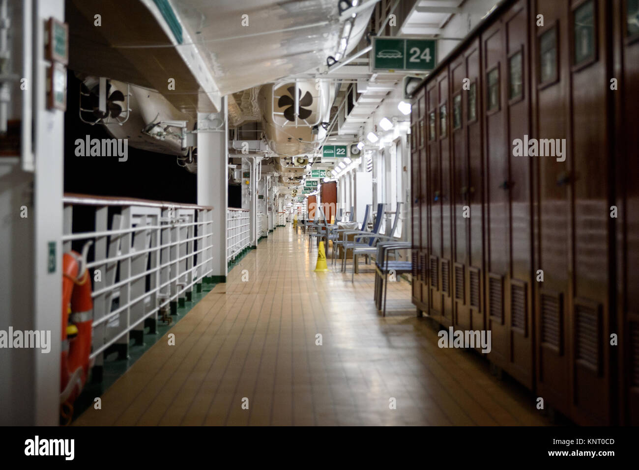 Una vista lungo un ponte inferiore di P&O Ventura Foto Stock