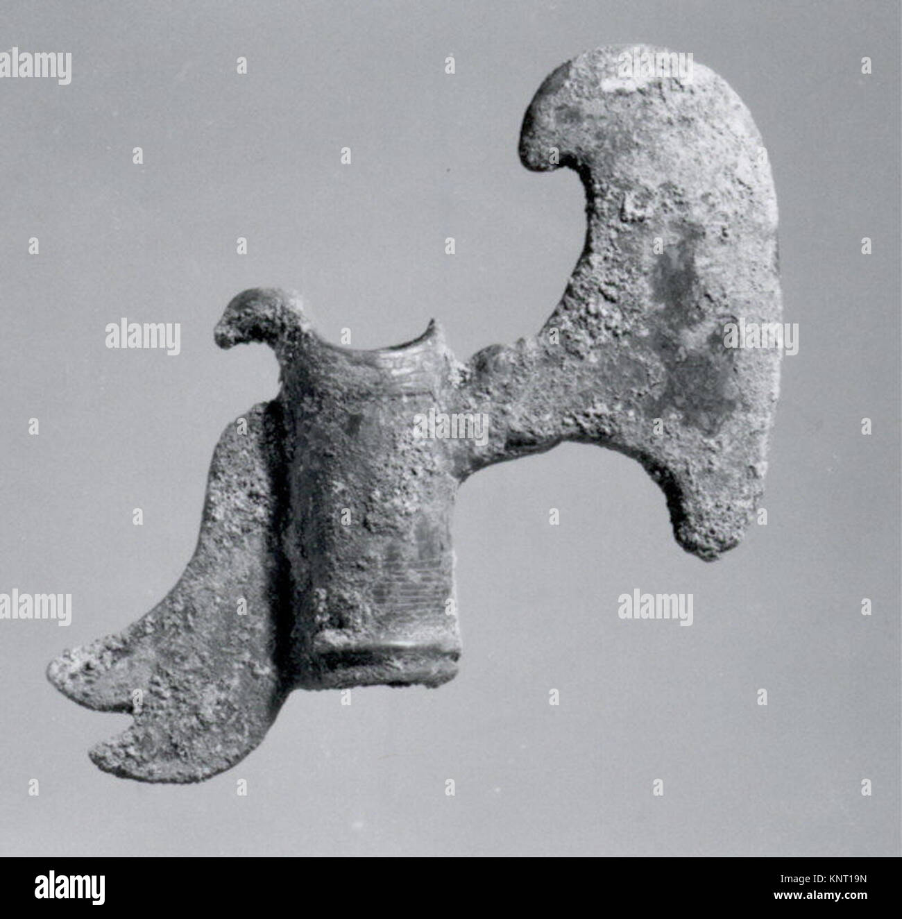 Questa testa di ascia, del periodo elamita dell'Iran sud-occidentale, risale all'inizio del II millennio a.C. Realizzato in bronzo, esemplifica le tecniche di lavorazione dei metalli e il design utilitaristico dell'epoca. Foto Stock