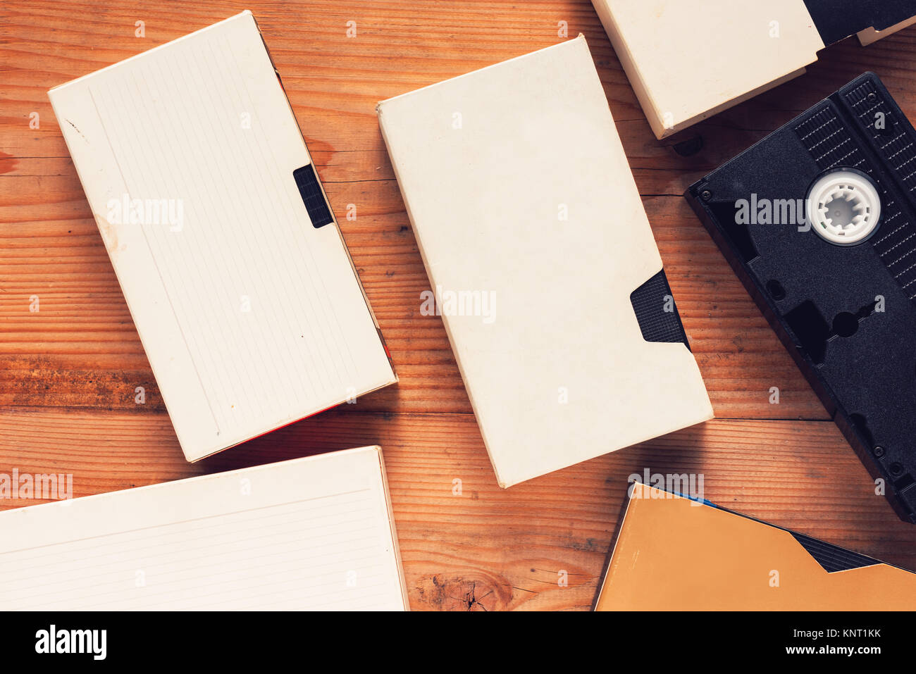 Vuoto Utilizzato videocassetta a nastro retrò, la tecnologia video. Video Home System (VHS) nastro di registrazione con involucro vuoto come copia di spazio. Foto Stock