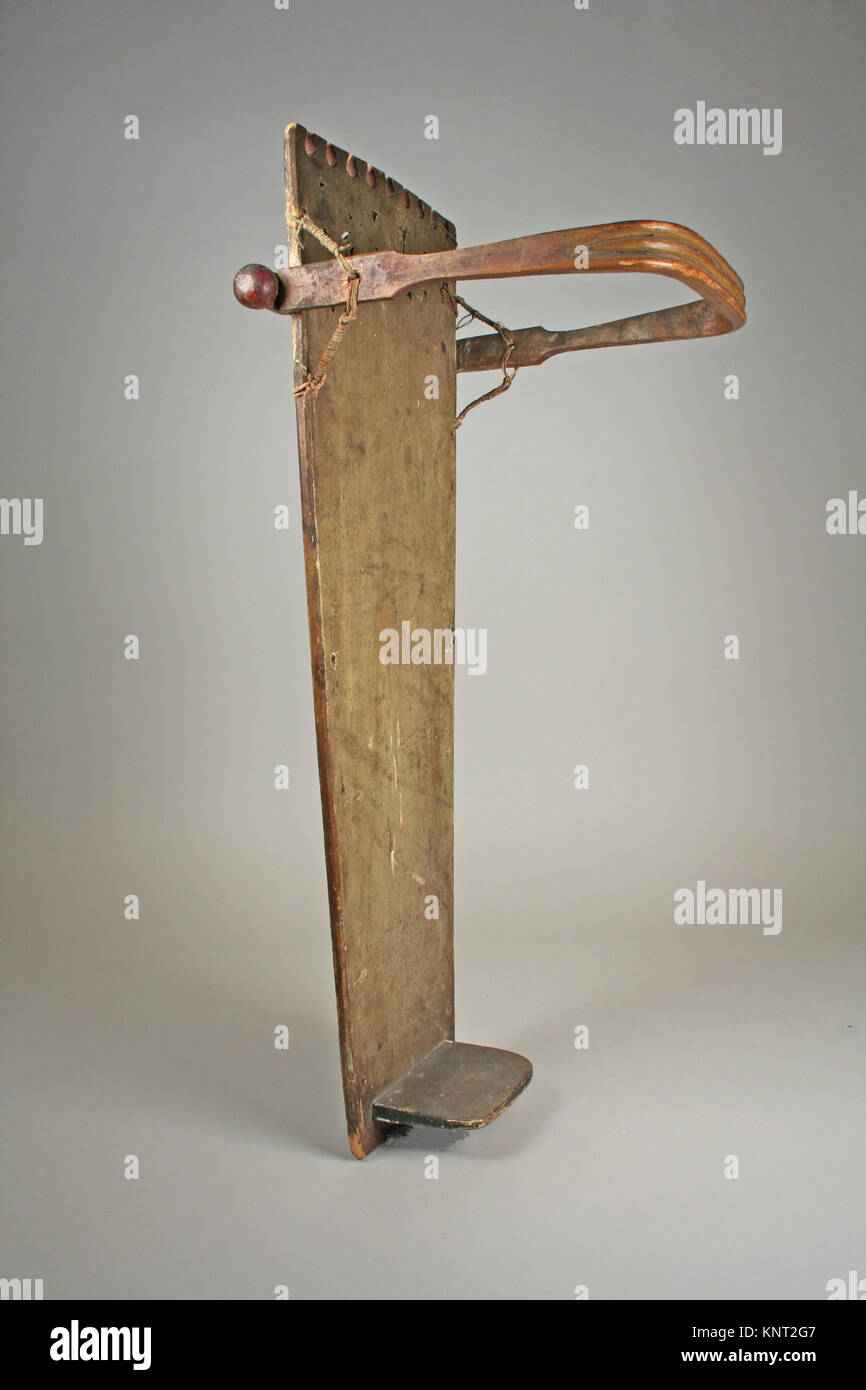 Una tavola a culla della collezione MET con struttura in legno, utilizzata per ospitare i neonati. L'oggetto mostra motivi decorativi e design funzionale del suo periodo. Foto Stock