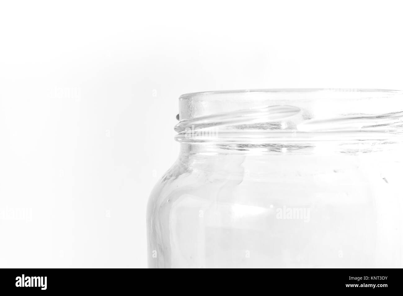 Il vasetto di vetro caraffa chiaro trasparente bianco sfondo isolato di alimenti freschi Strumento di archiviazione cucina domestica oggetto Foto Stock