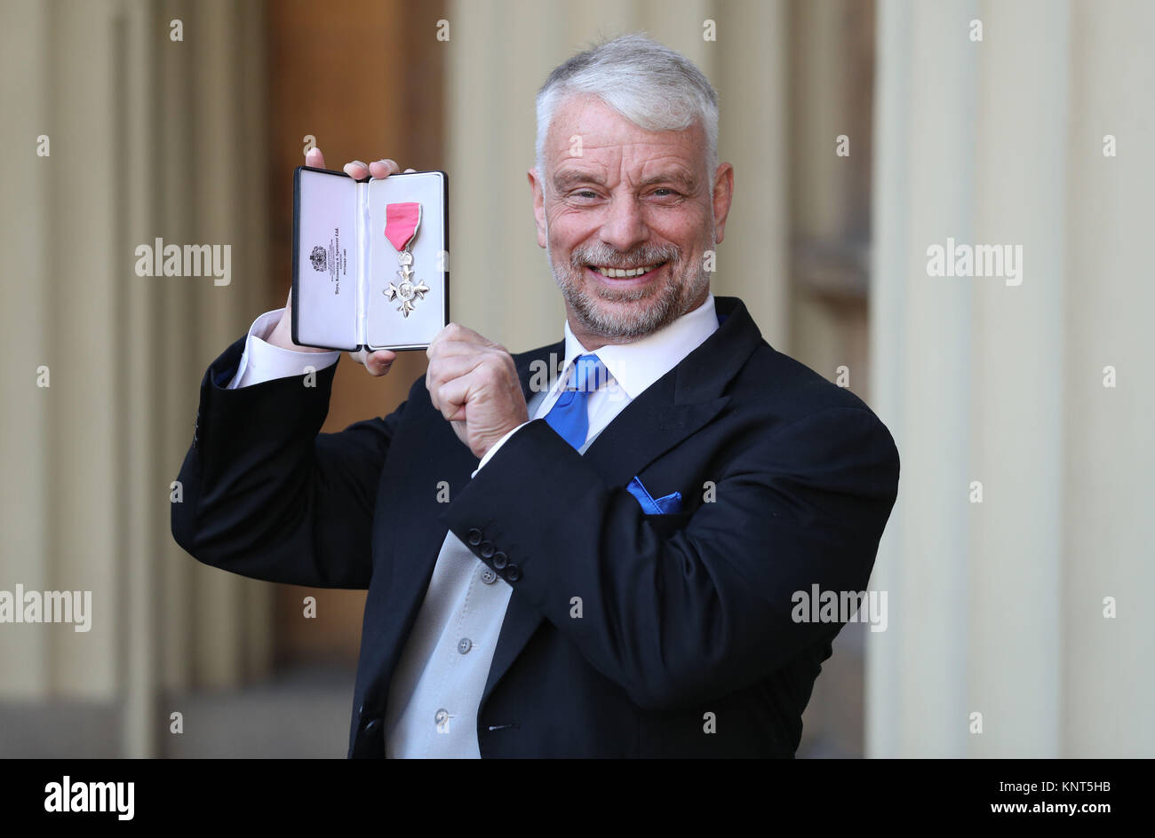 Brian Noble dopo che egli si è aggiudicato un MBE dal Duca di Cambridge durante una cerimonia di investitura a Buckingham Palace di Londra. Foto Stock