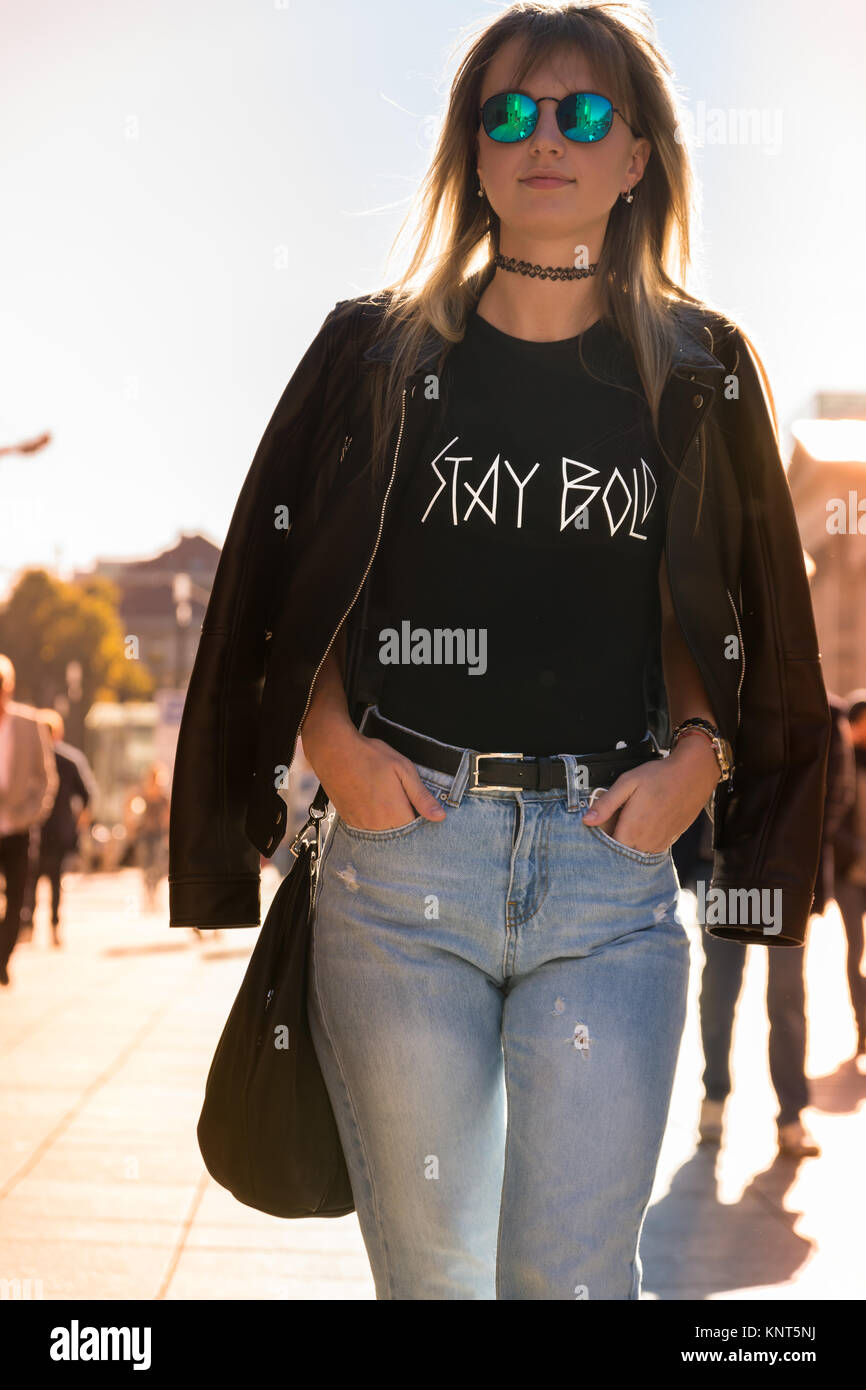 Pretty Girl Occhiali da sole giacca di pelle esterna calda soggiorno di moda il testo in grassetto parole vestiti soleggiata città Foto Stock