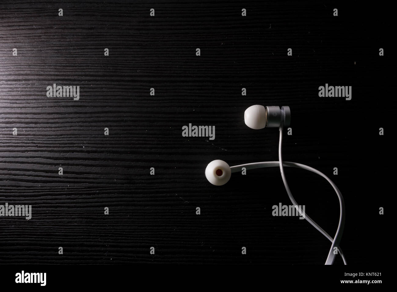 Puro bianco Minimal cuffie moderne Music fili Banco nero Foto Stock