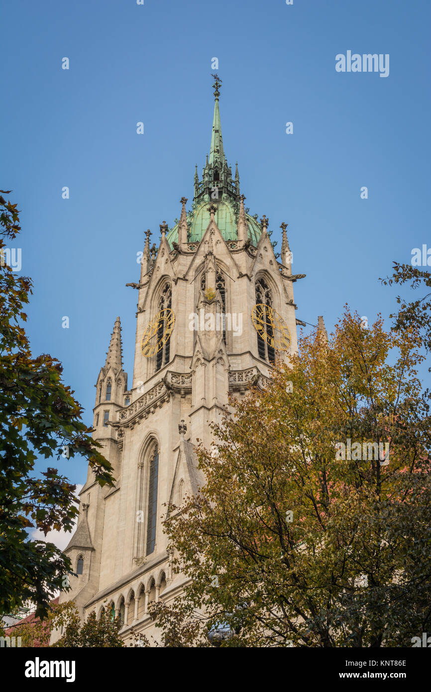 La chiesa di Saint Paul cattedrale cristiana cattolica architettura esterna Monaco di Baviera Germania Europa storica pietra miliare Blue Sky autunno all'aperto Foto Stock