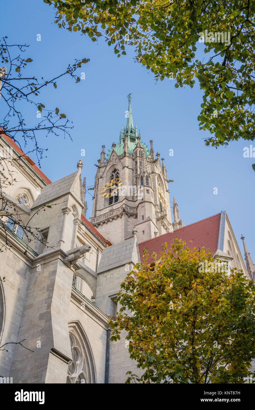La chiesa di Saint Paul cattedrale cristiana cattolica architettura esterna Monaco di Baviera Germania Europa storica pietra miliare Blue Sky autunno all'aperto Foto Stock