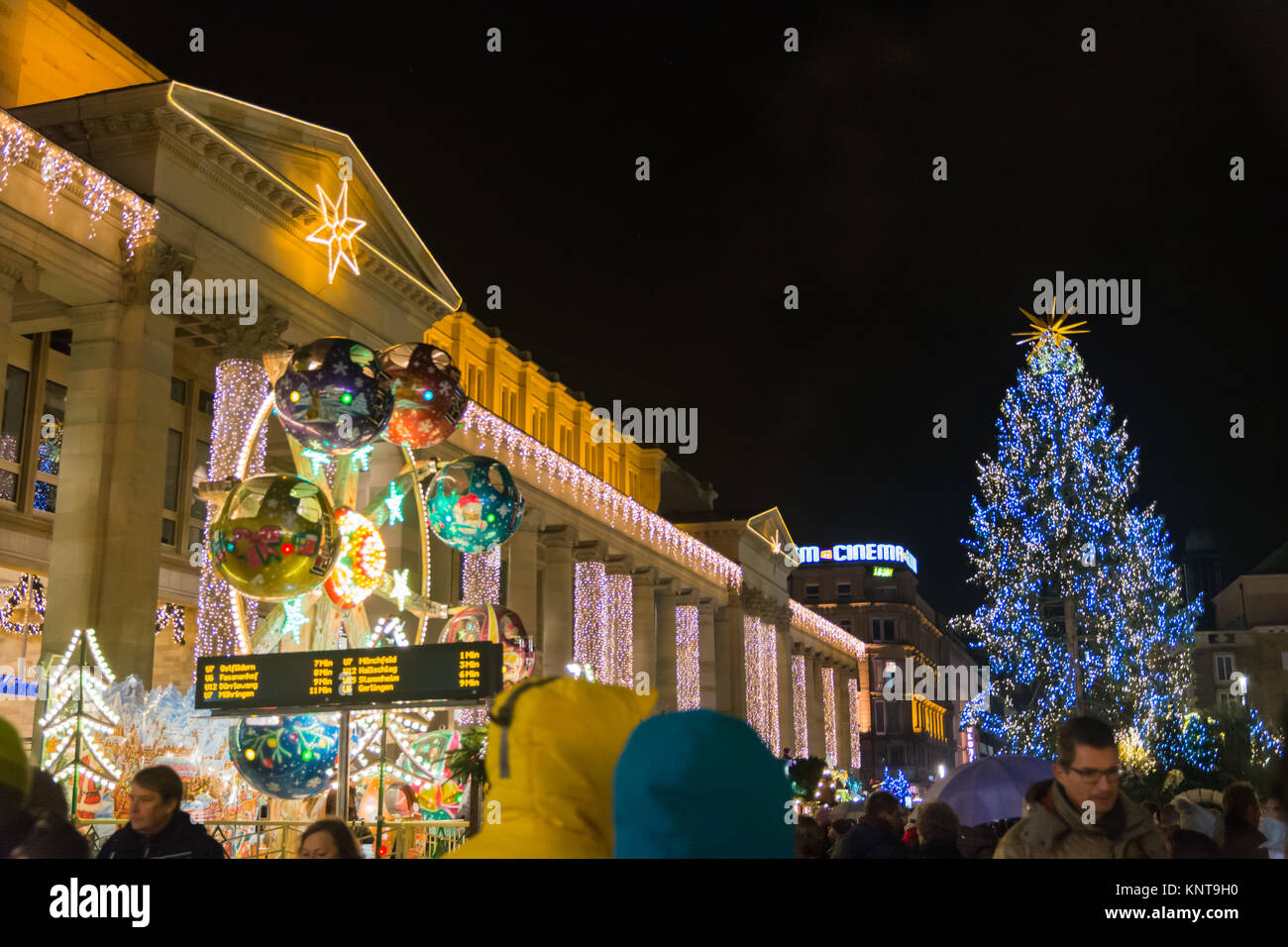 Stoccarda Schlossplatz Weihnachtsmarkt 2016 Mercatino di Natale di notte le luci della città Foto Stock