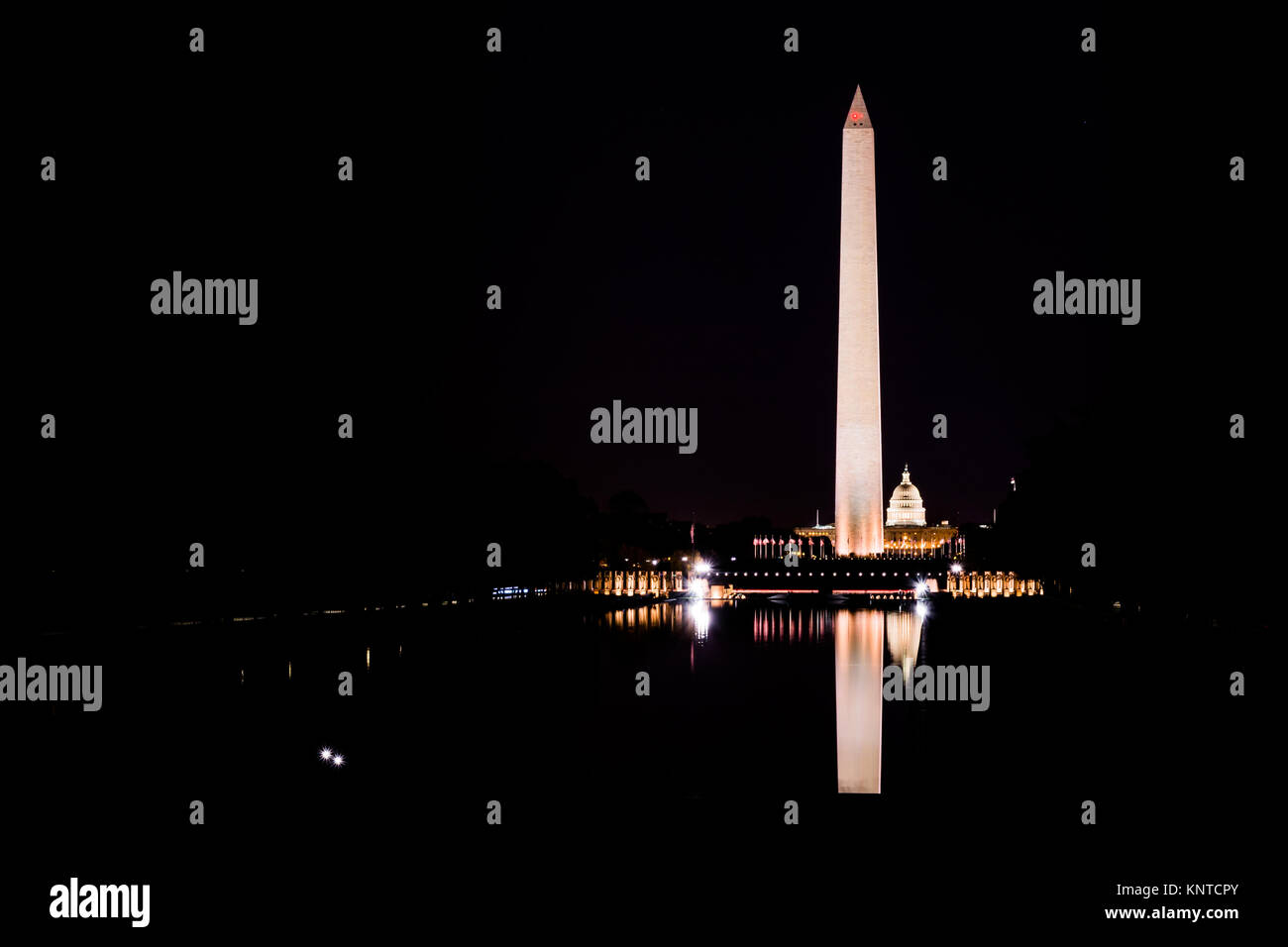 Il Monumento a Washington National Mall riflettendo Pool Night contrasto scuro sera isolato Foto Stock