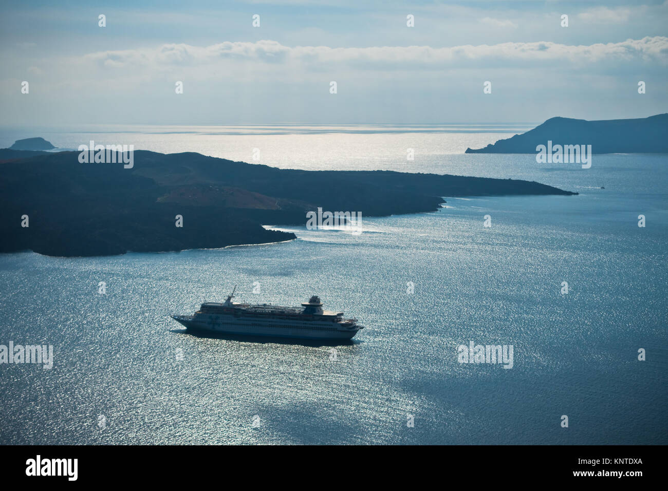 Isola di Vulcano con incrociatori ancorato intorno a Santorini Foto Stock