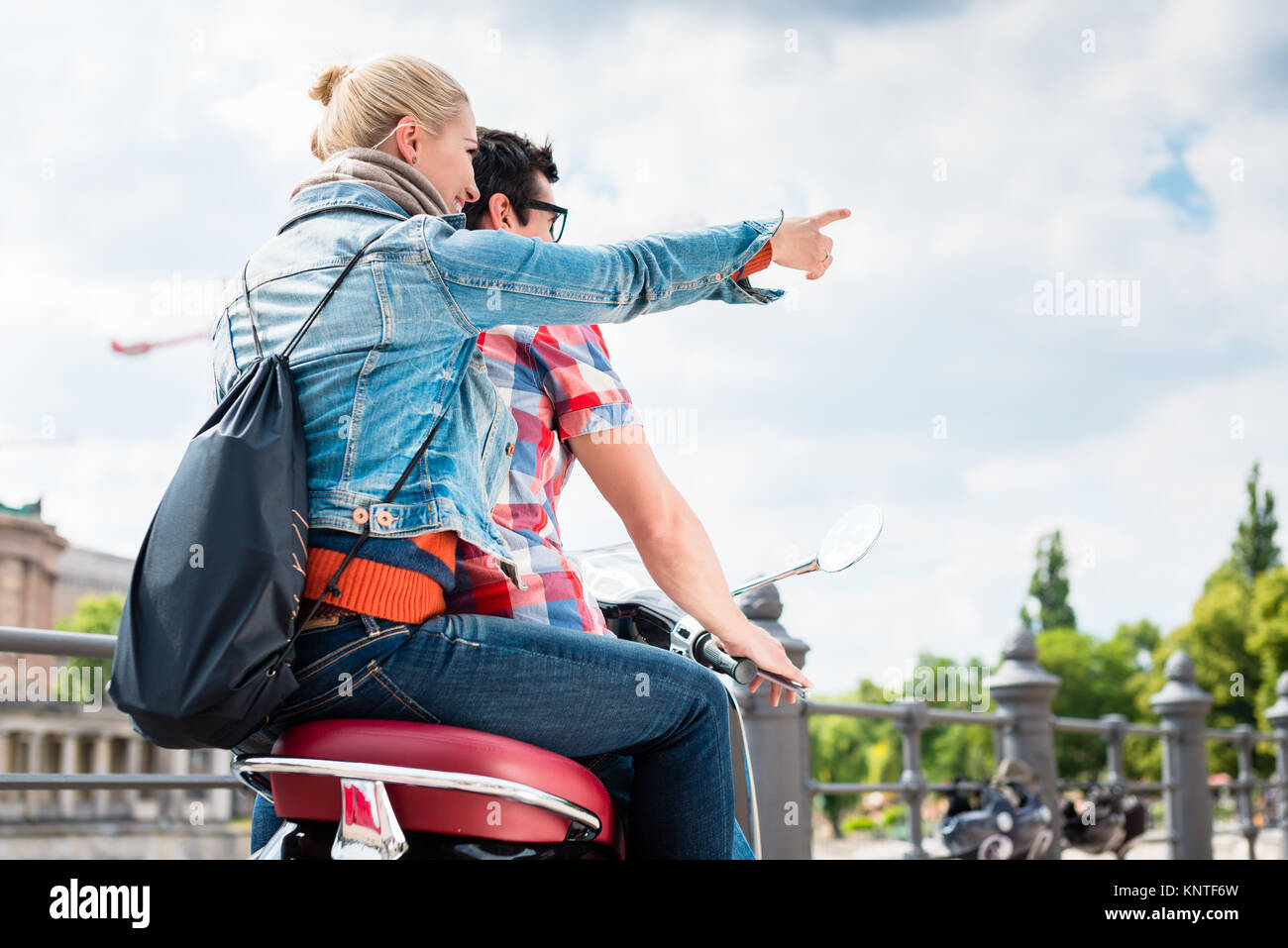 Giovane facendo un viaggio di scooter a Berlino Foto Stock