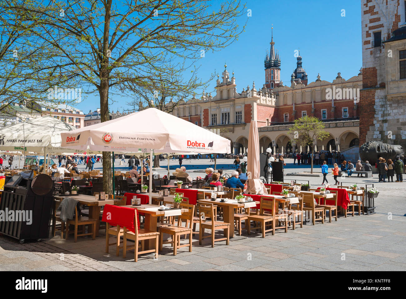 La piazza del mercato di Cracovia, terrazza di un caffè situato sul lato ovest della piazza del mercato (Rynek Glowny) rivolto verso il tessuto medievale Hall nella citta' vecchia di Cracovia, in Polonia. Foto Stock