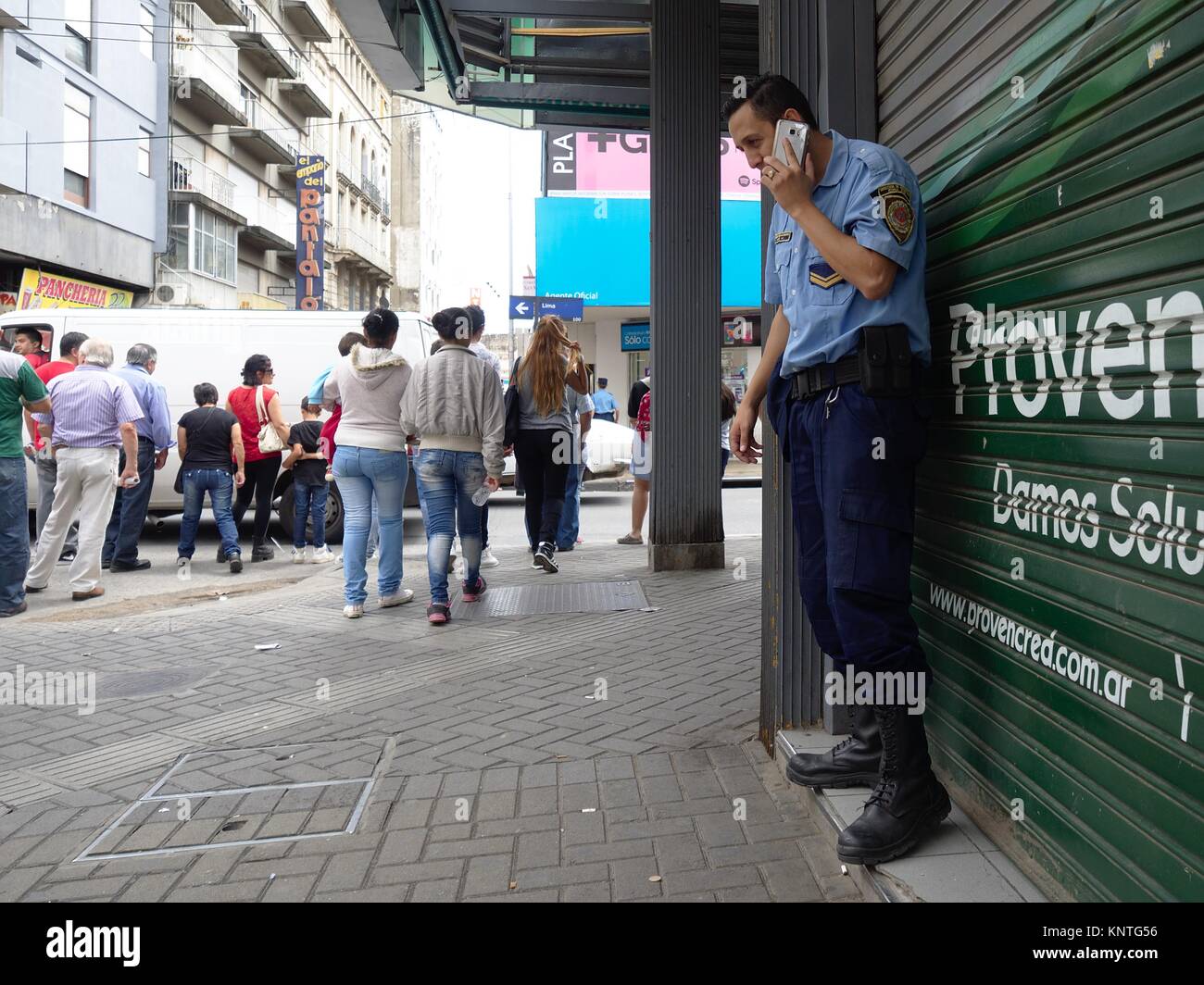 Cordoba, Argentina - 2017: un dazio sul funzionario di polizia sembra essere distratti sul suo telefono cellulare. Foto Stock