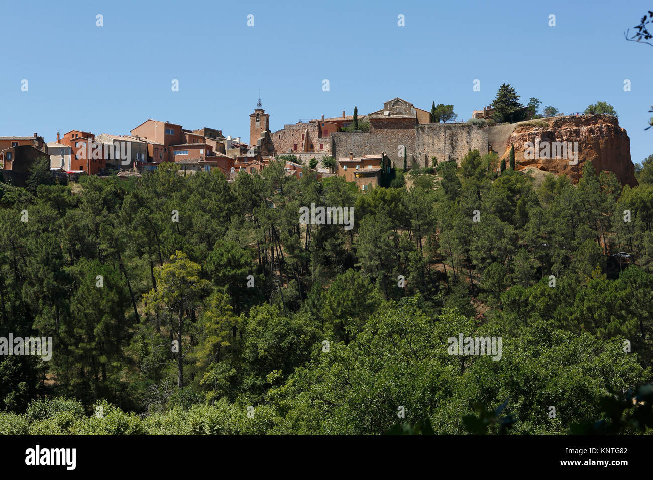 Vista della città vecchia, più bei villaggi di Francia, rosso village, Roussillon (Vaucluse), Provence-Alpes-Côte d'Azur, in Francia Foto Stock