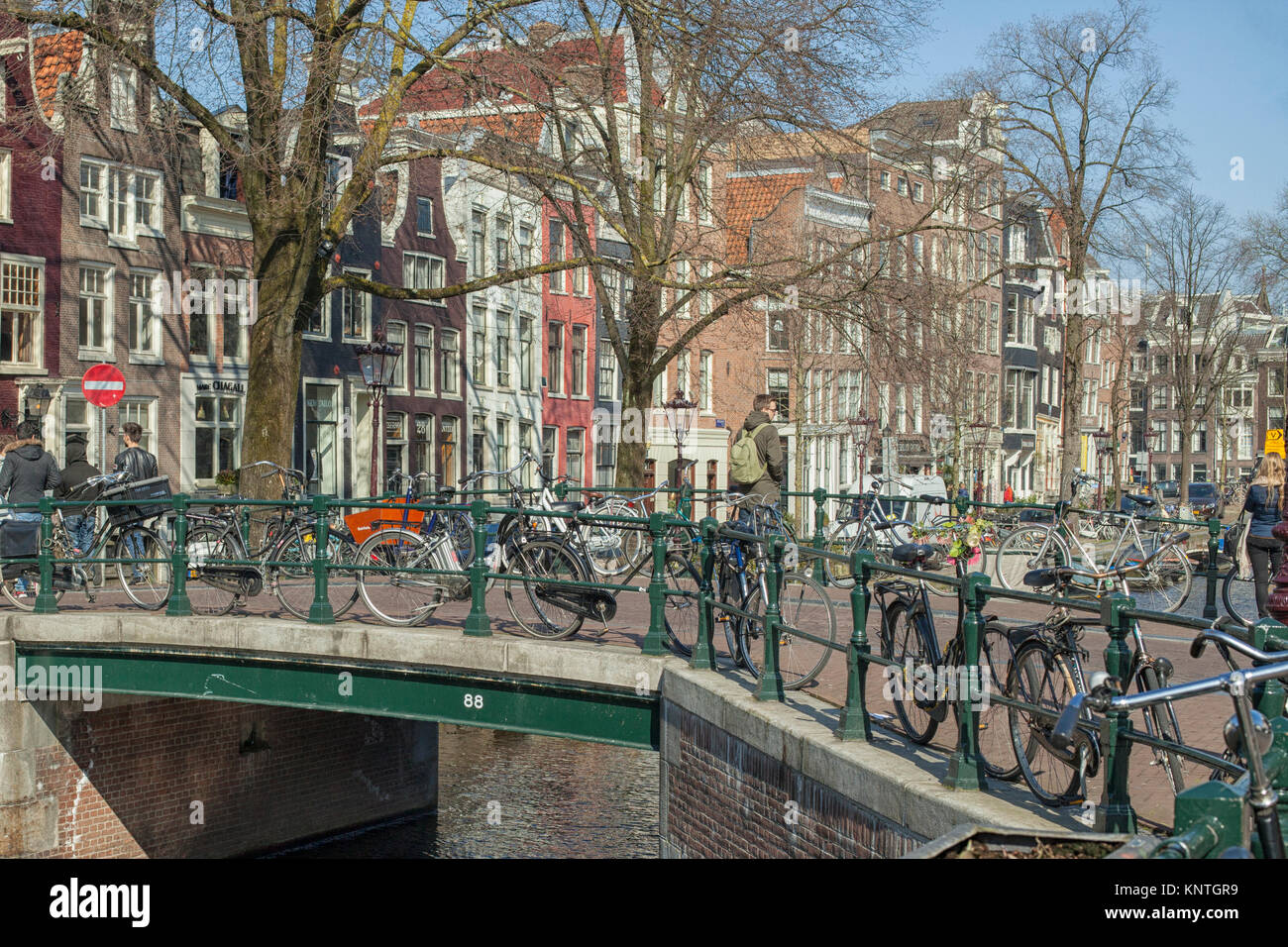 Biciclette parcheggiate su una ringhiera nel canale storico cinghia, Amsterdam, Paesi Bassi Foto Stock