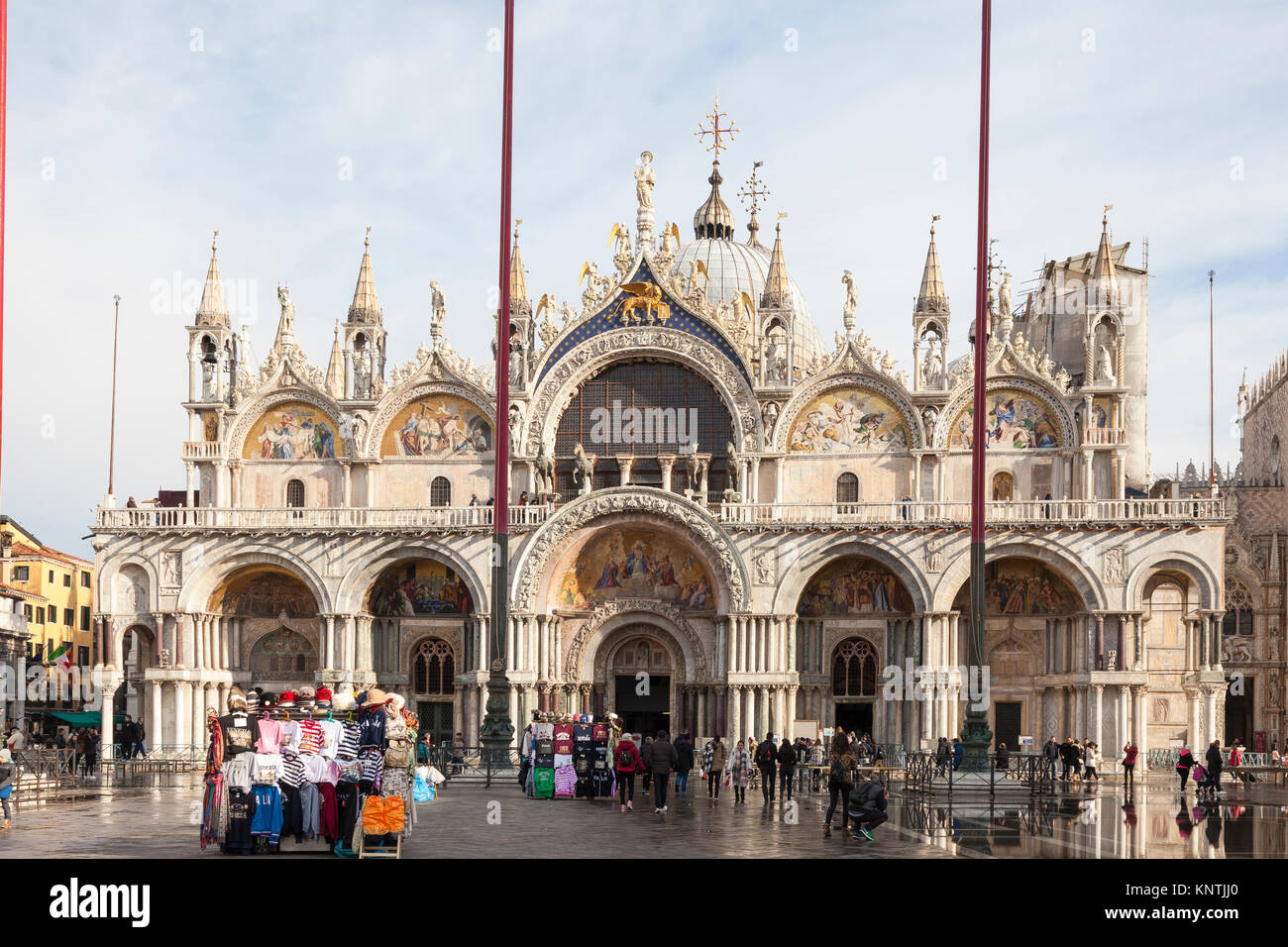 La facciata esterna della Basilica di San Marco, Piazza San Marco, Venezia, Italia con i turisti in primo piano Foto Stock