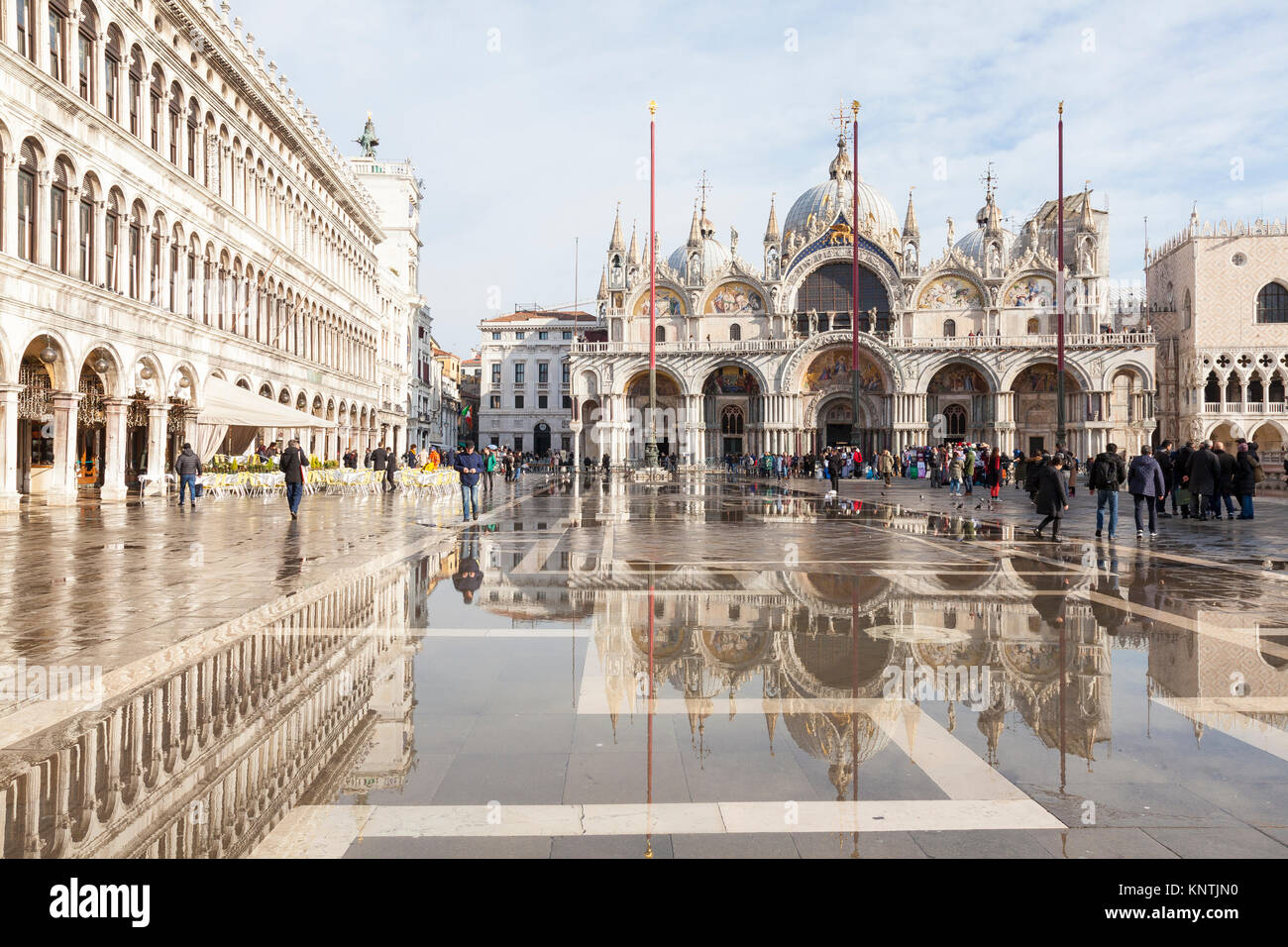 Gli edifici storici di Piazza San Marco e Basilica di San Marco si riflette in Acqua alta a inondazioni, Venezia, Veneto, Italia. Acqua alta è la periodi Foto Stock