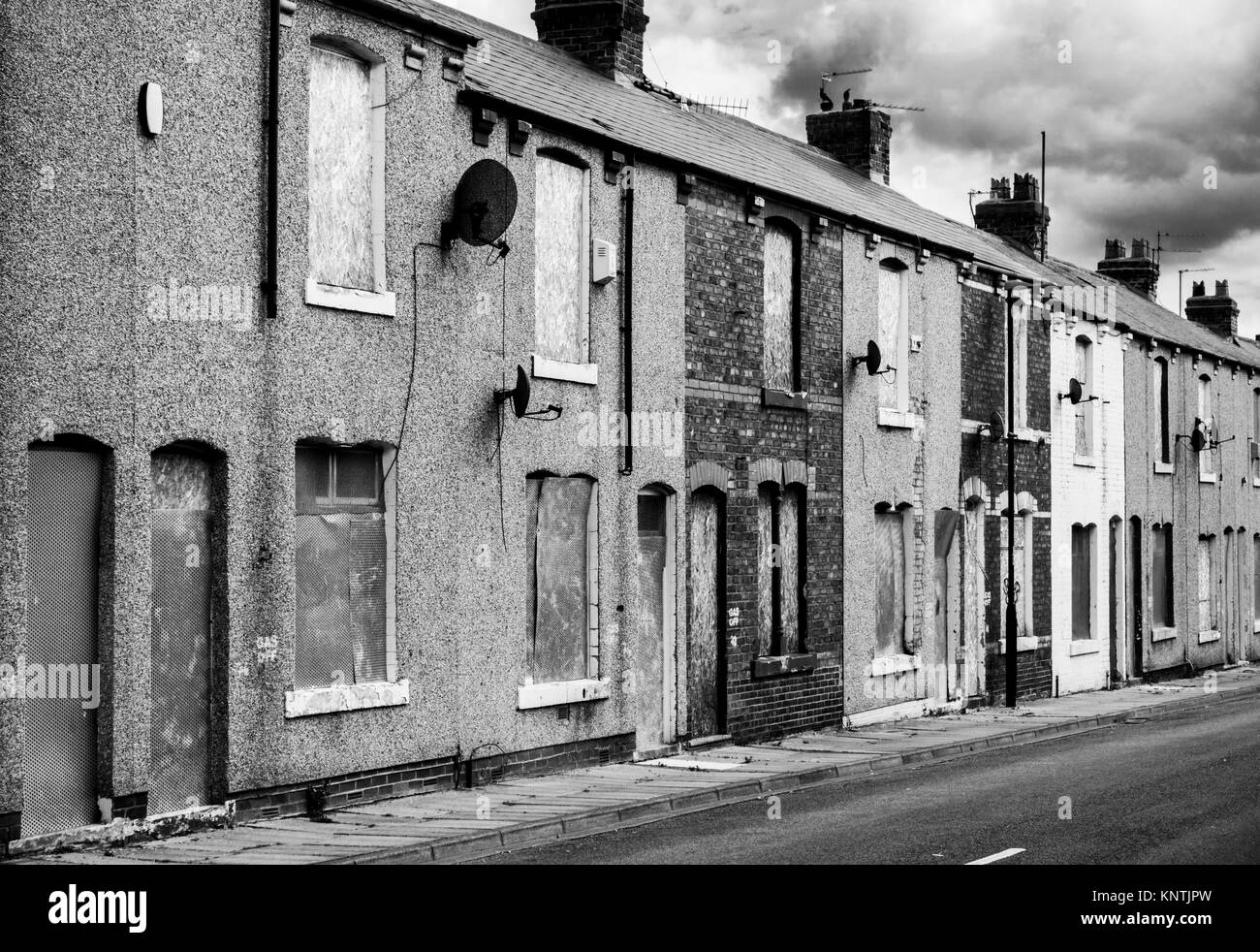 Hartlepool abbandonate case a schiera Inghilterra Hartlepool Inghilterra case abbandonate pronta per i lavori di demolizione o di riconversione ancora con cielo piatto Hartlepool Foto Stock