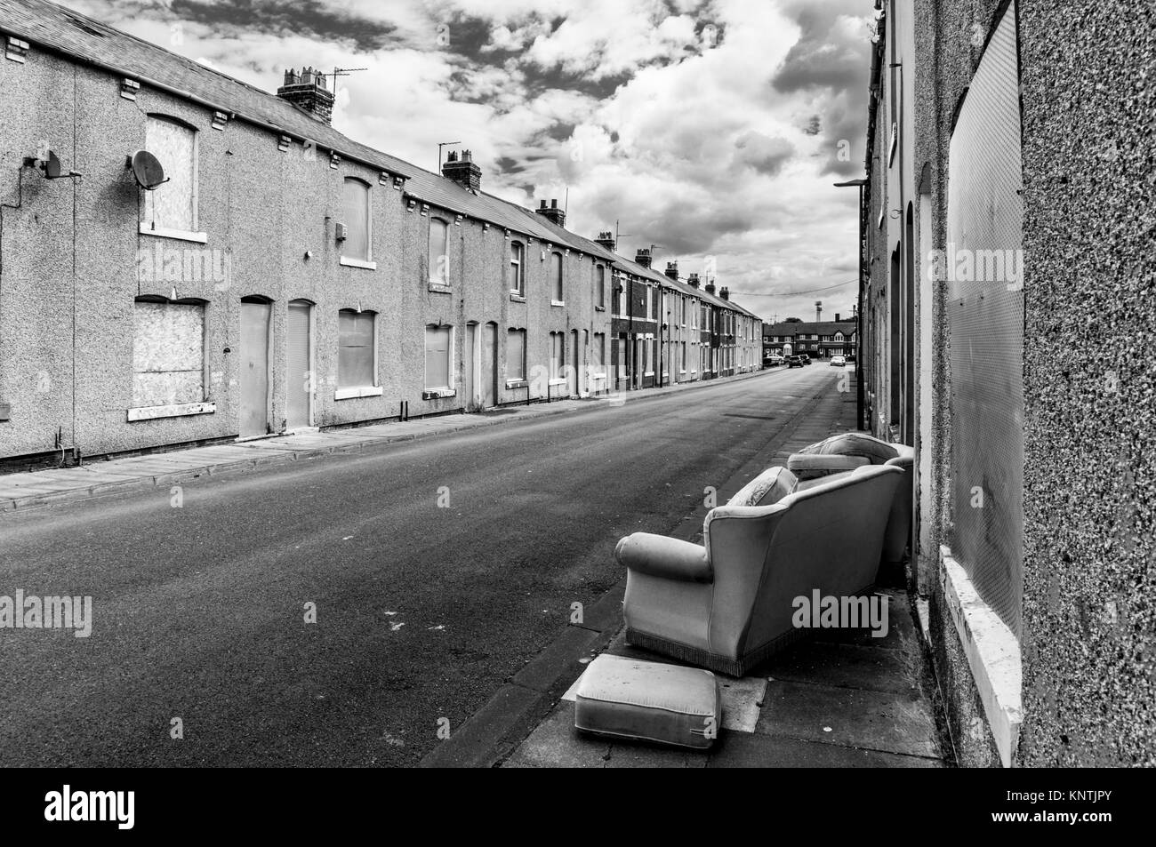 Hartlepool abbandonate case a schiera con il vecchio divano al di fuori dell'Inghilterra Hartlepool Inghilterra case abbandonate pronta per i lavori di demolizione o di riconversione Hartlepool Foto Stock