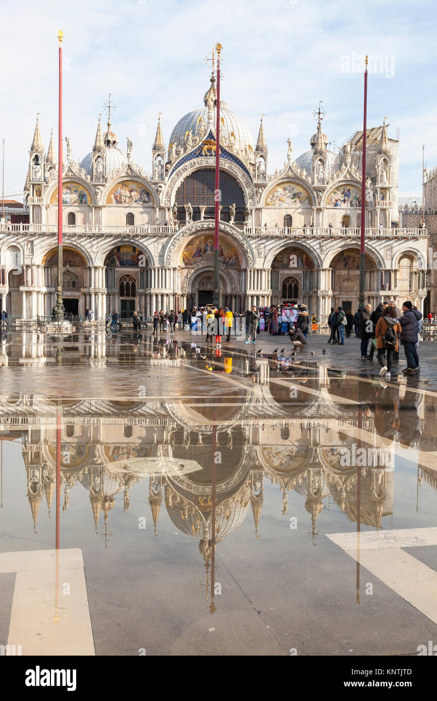 Basilica di San Marco relfection in Acqua alta marea alta in Piazza San Marco, Venezia, Veneto, Italia Foto Stock