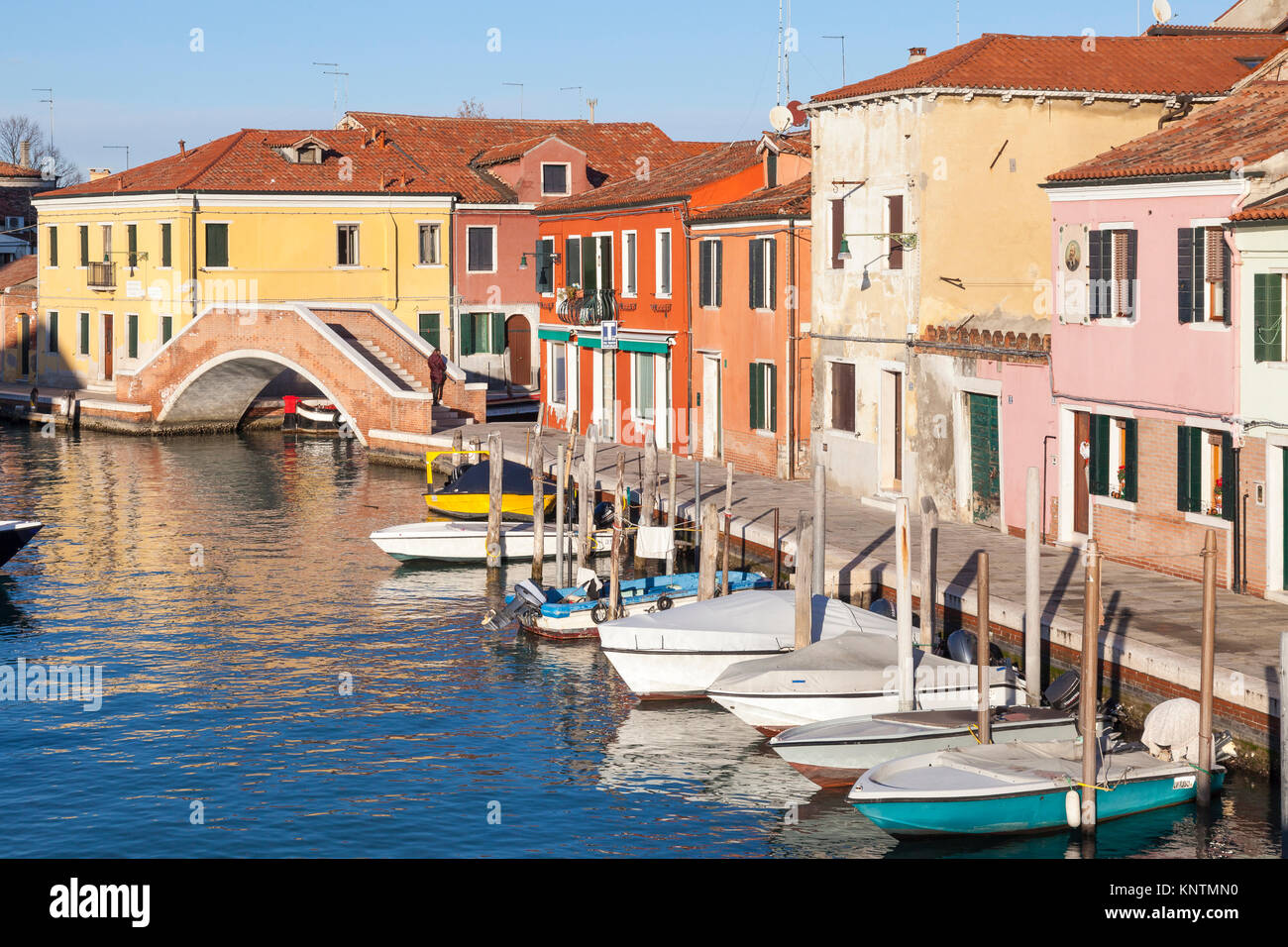 Sera d'inverno su fondamenta Sebastiano Santi e Ponte s. Martino, Murano, Venezia, Italia con la sua colorata architettura Foto Stock