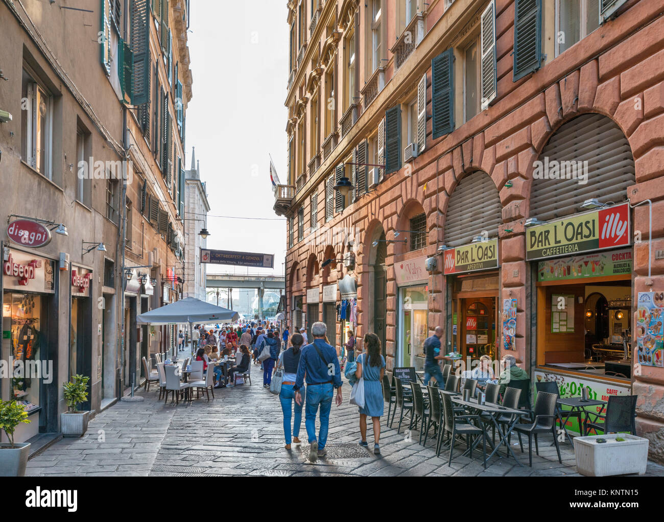 Le caffetterie e i bar sulla via Al Ponte reale nella zona portuale di Genova, liguria, Italy Foto Stock