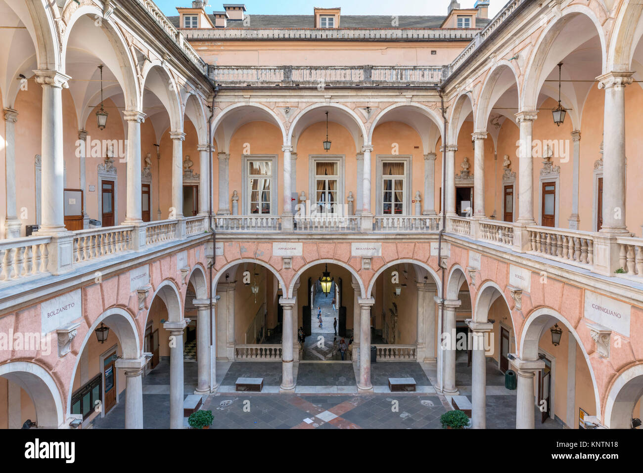 Cortile del Palazzo Tursi, uno degli storici palazzi di Via Garibaldi nel centro storico di Genova, liguria, Italy Foto stock - Alamy