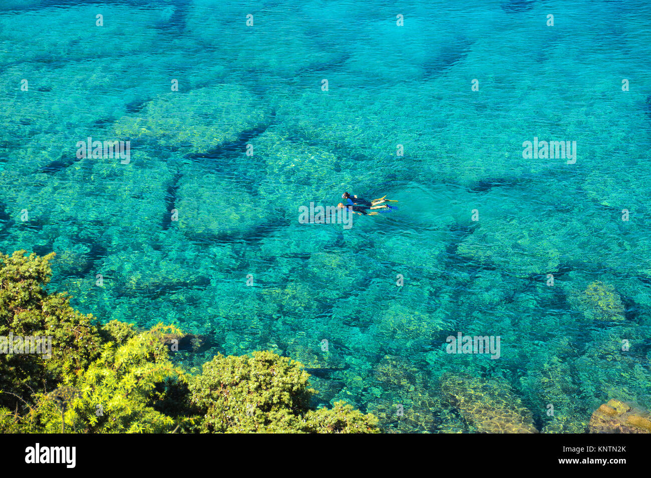 Snorkeler nelle acque cristalline di Capo Testa a Santa Teresa di Gallura, Sardegna, Italia, mare Mediterraneo, Europa Foto Stock