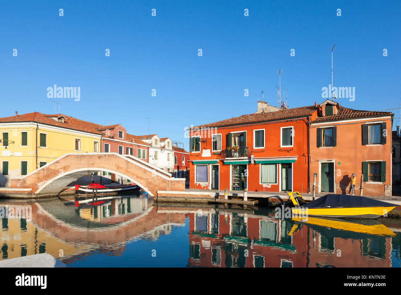 Riflessi speculari di Ponte s. Martino e le case colorate su fondamenta Sebasiano Santi, Murano, Venezia, Italia Foto Stock