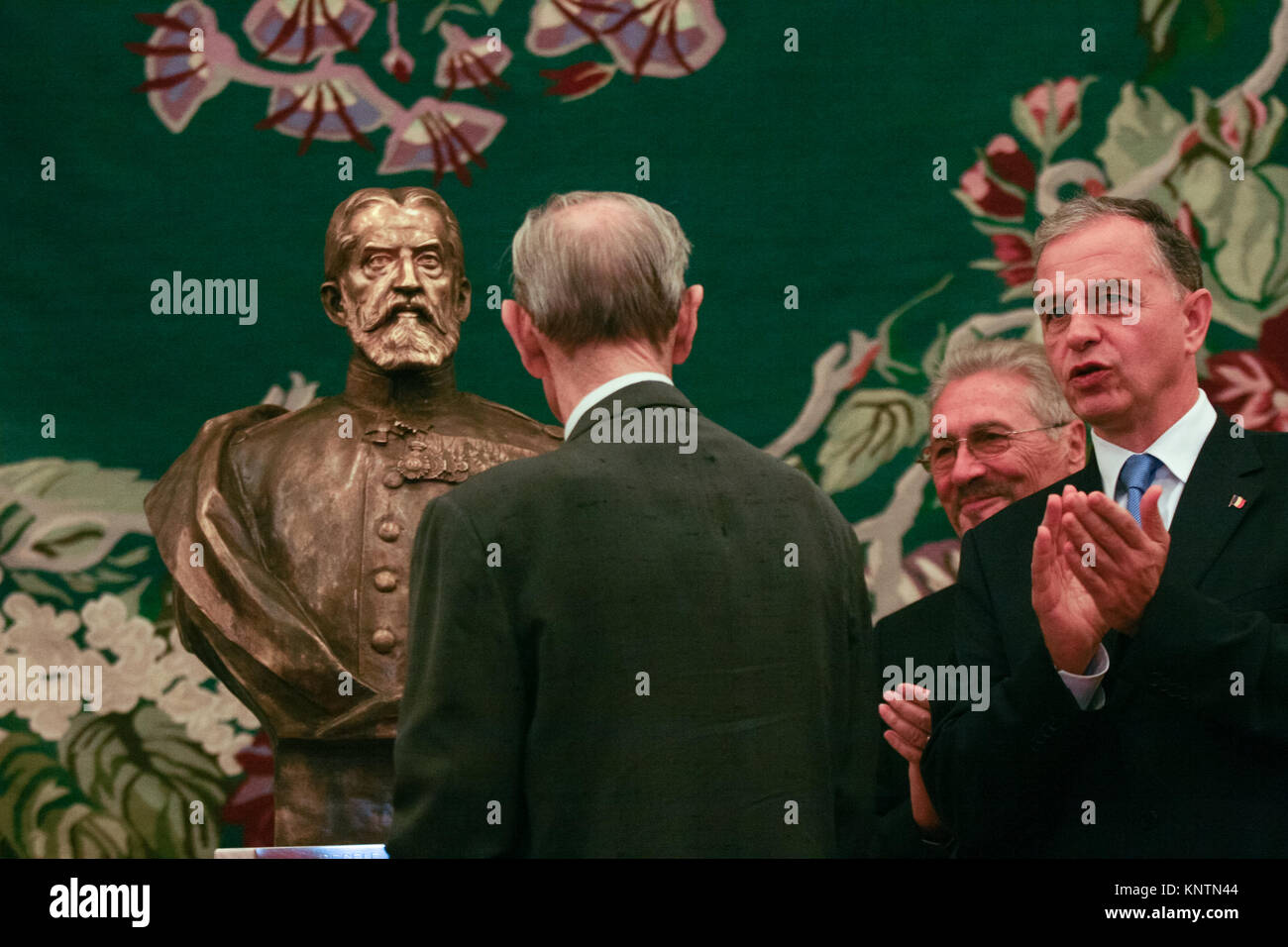 Bucarest, Romania - 25 ottobre 2011: King Michael della Romania durante il primo discorso davanti al Parlamento rumeno di Bucarest. Foto Stock