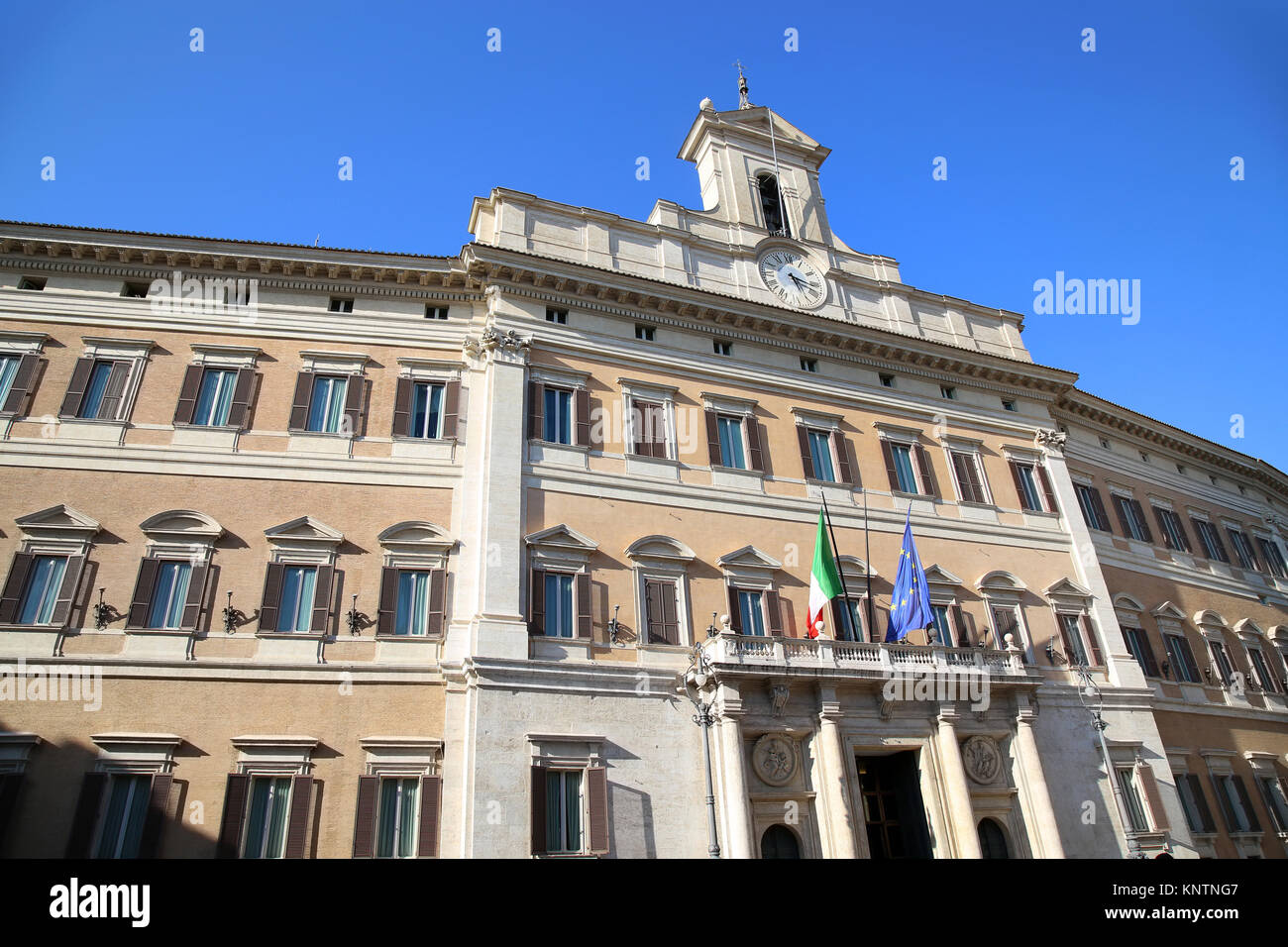 Palazzo Montecitorio presso la Piazza Montecitorio nel centro storico di Roma, Italia Foto Stock