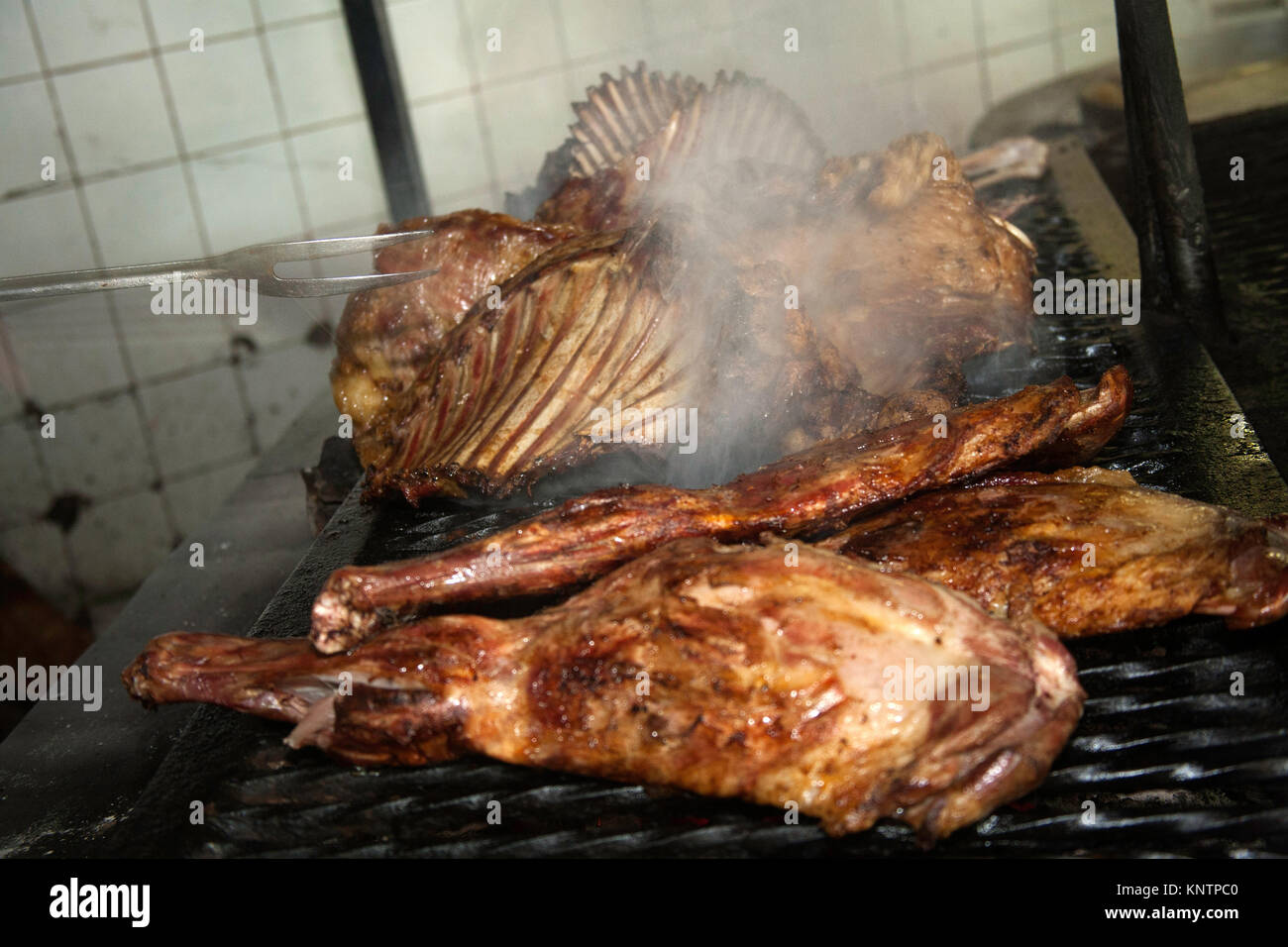 Nyama Choma o cibo di strada tradizionale di carne alla griglia barbecue servito in un ristorante in Kenya, Nairobi, Africa orientale Foto Stock