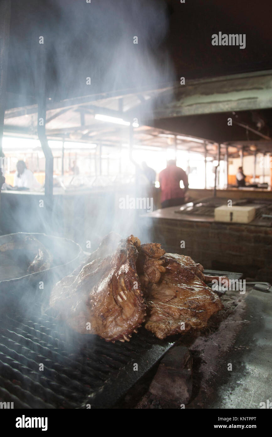 Nyama Choma o cibo di strada tradizionale di carne alla griglia barbecue servito in un ristorante in Kenya, Nairobi, Africa orientale Foto Stock