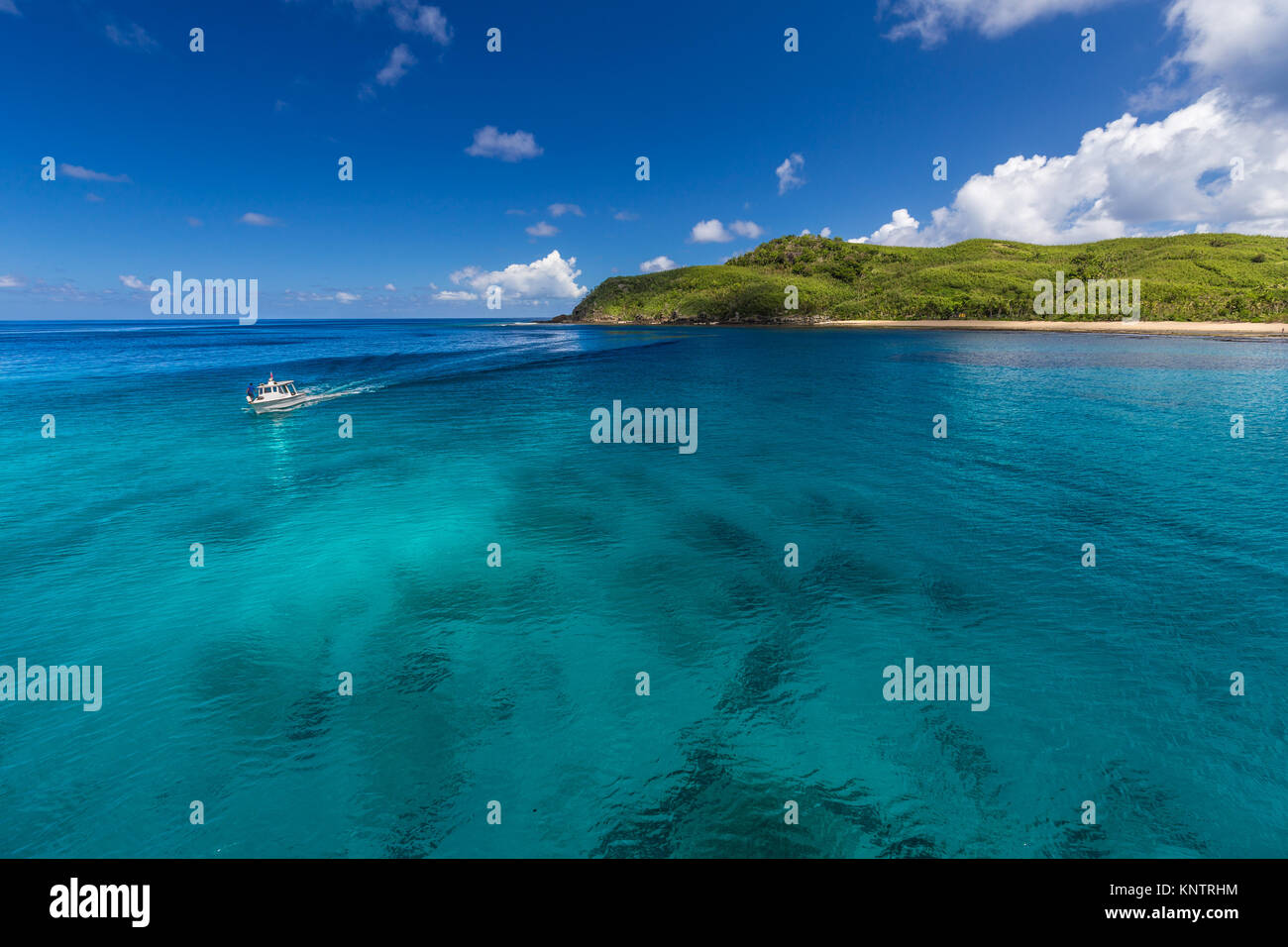 Una barca lasciando un'isola. Yasawa Islands, Isole Figi Foto Stock