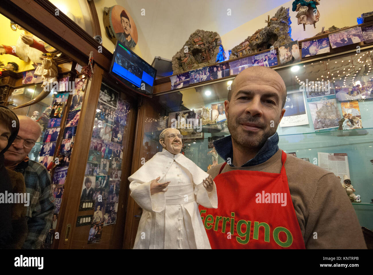 L'artigiano Marco Ferrigno nel suo famoso negozio con la statua in terracotta di Papa Francesco, Via San Gregorio Armeno a Napoli, campania, Italy Foto Stock